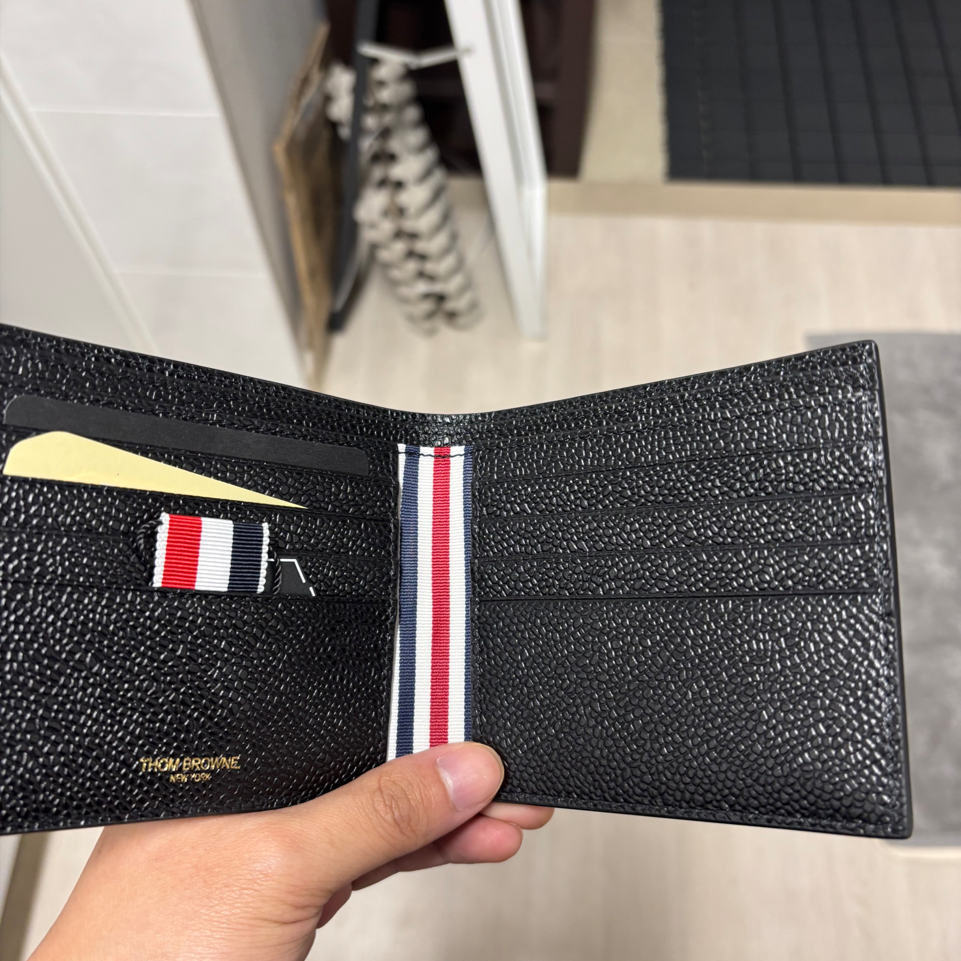 Thom Browne Pebble Grain Bill Fold Wallet Black 착용 스타일
