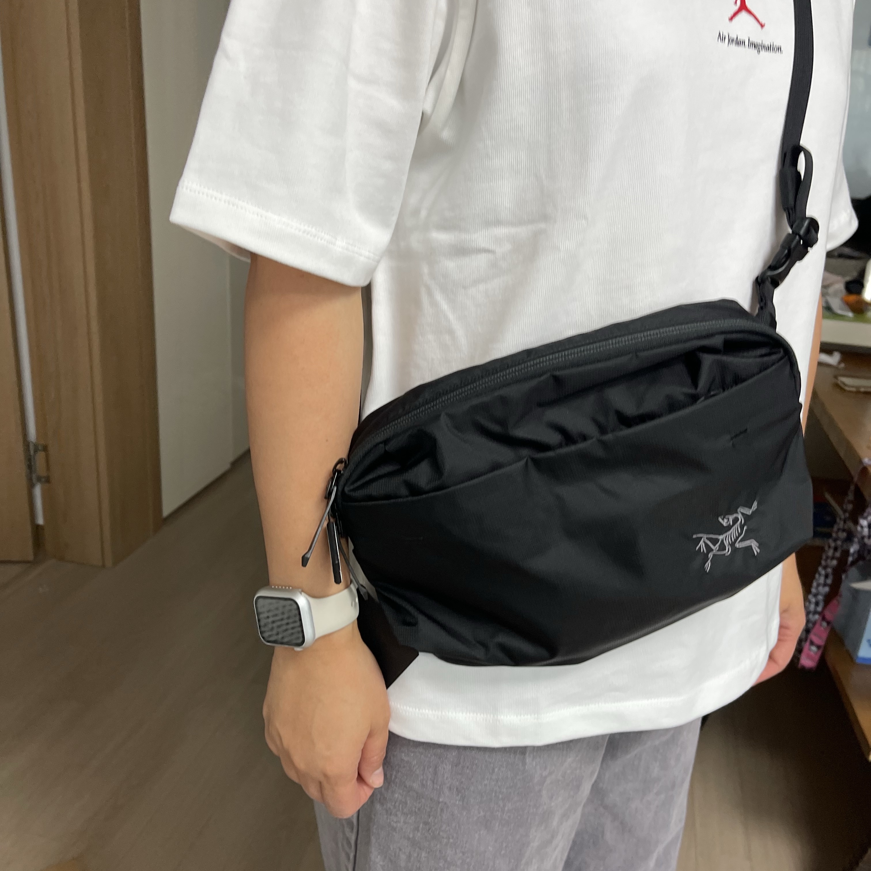 Arc'teryx Heliad 6 Crossbody Bag Black 착용 스타일 - 2