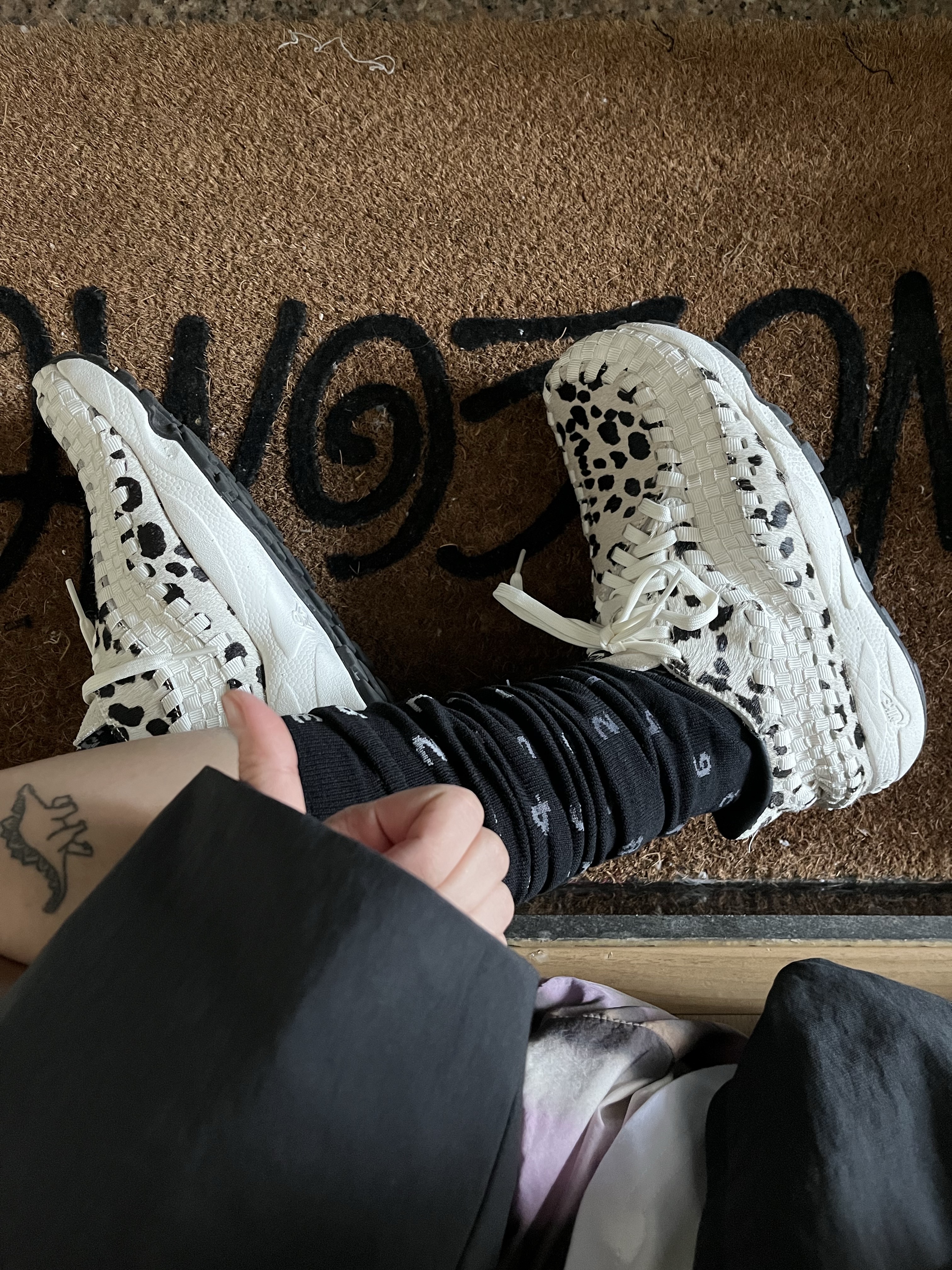 (W) Nike Air Footscape Woven Sail and Black 착용 스타일