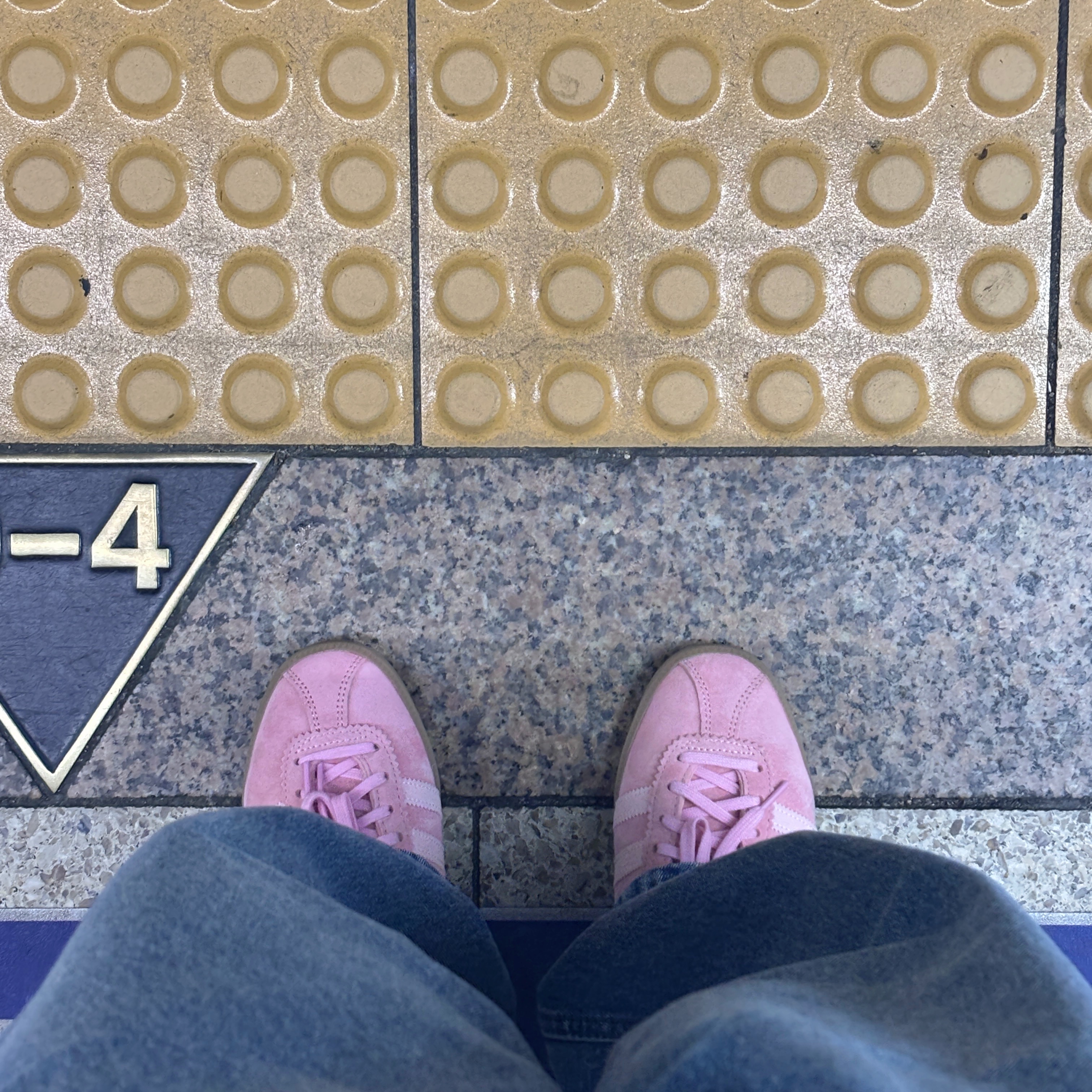 Adidas Bermuda Glow Pink 착용 스타일