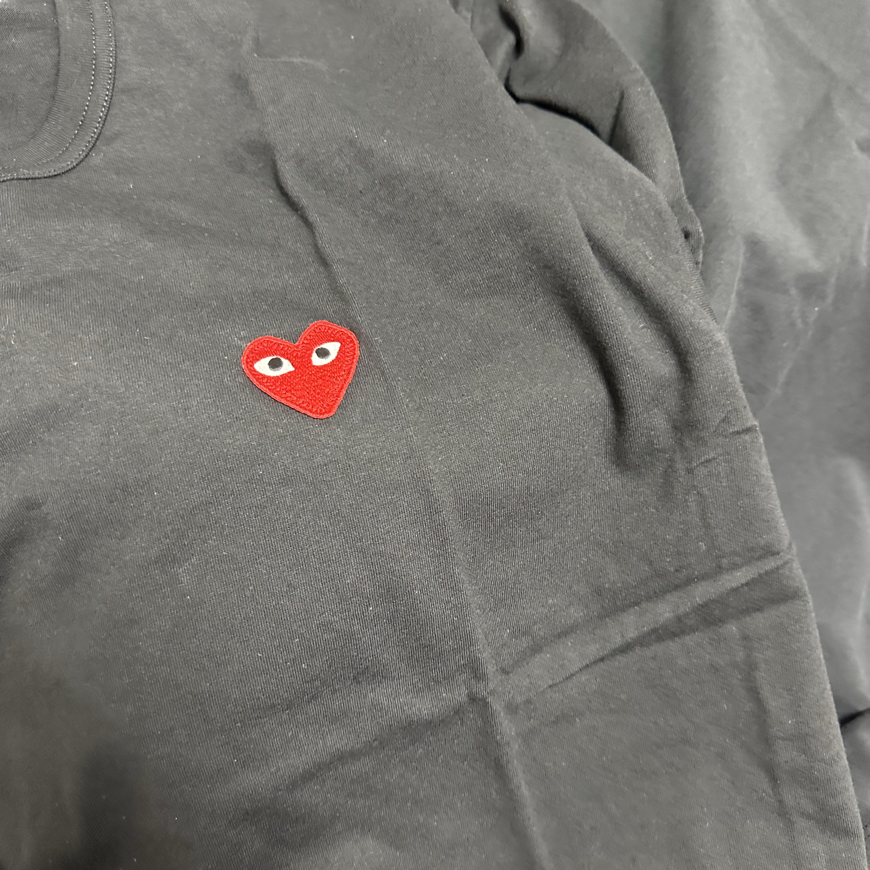 Play Comme des Garcons Red Heart T-Shirt Black 착용 스타일