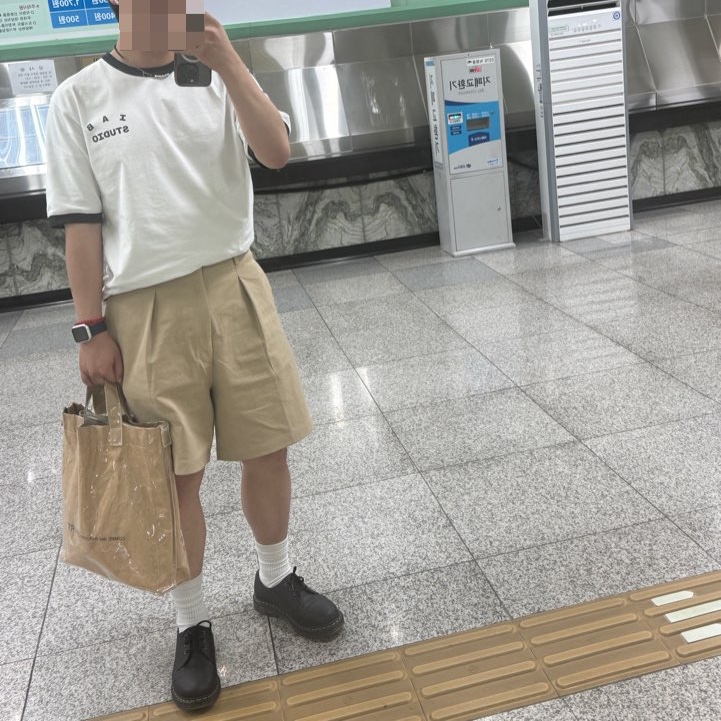IAB Studio Established T-Shirt White Black, IAB Studio Chino Shorts Beige 착용 스타일
