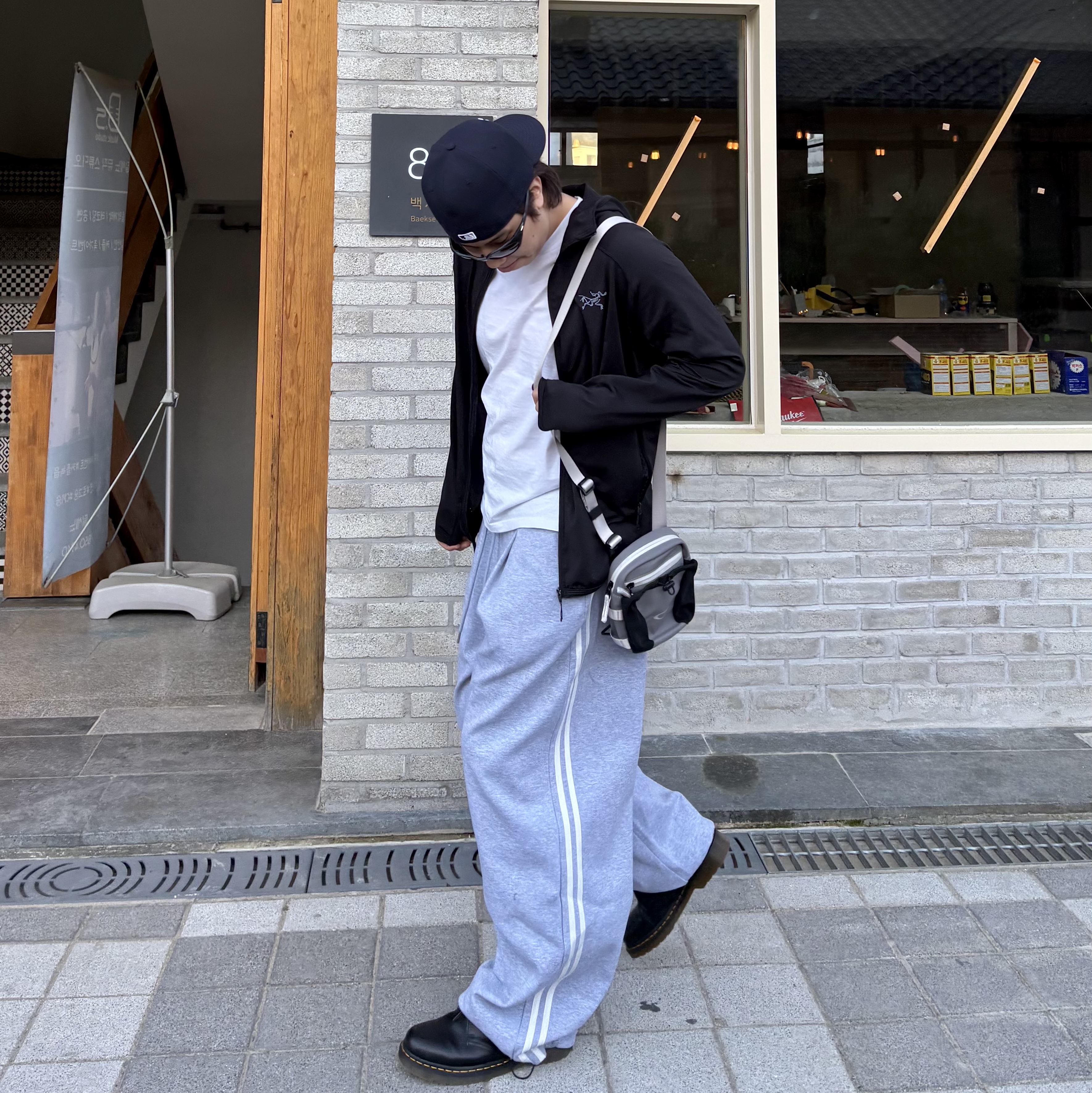 Dr. Martens 1461 Smooth Black, New Era 59Fifty MLB Authentic New York Yankees Game Navy 착용 스타일 - 2