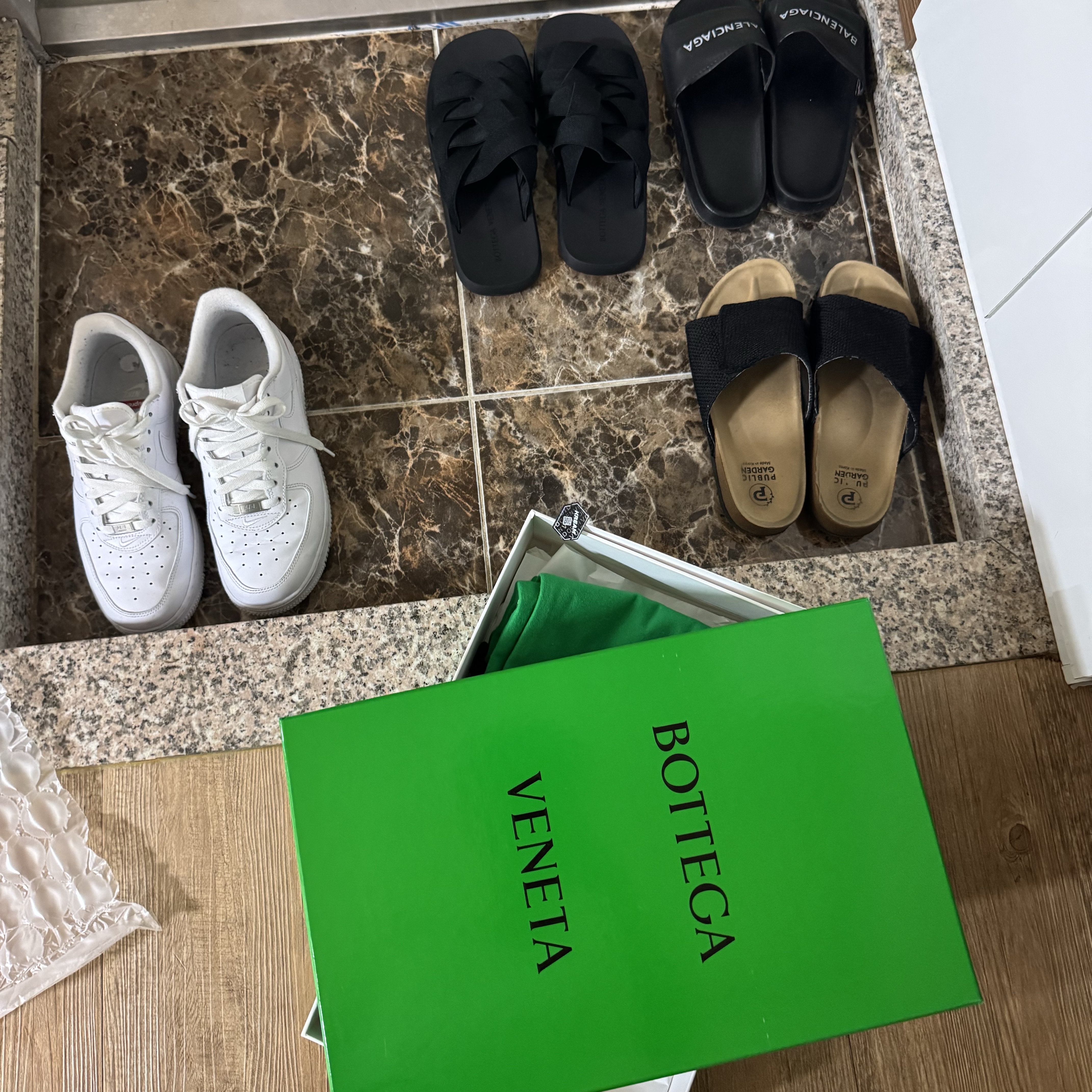 Bottega Veneta Plat Mule Black 착용 스타일