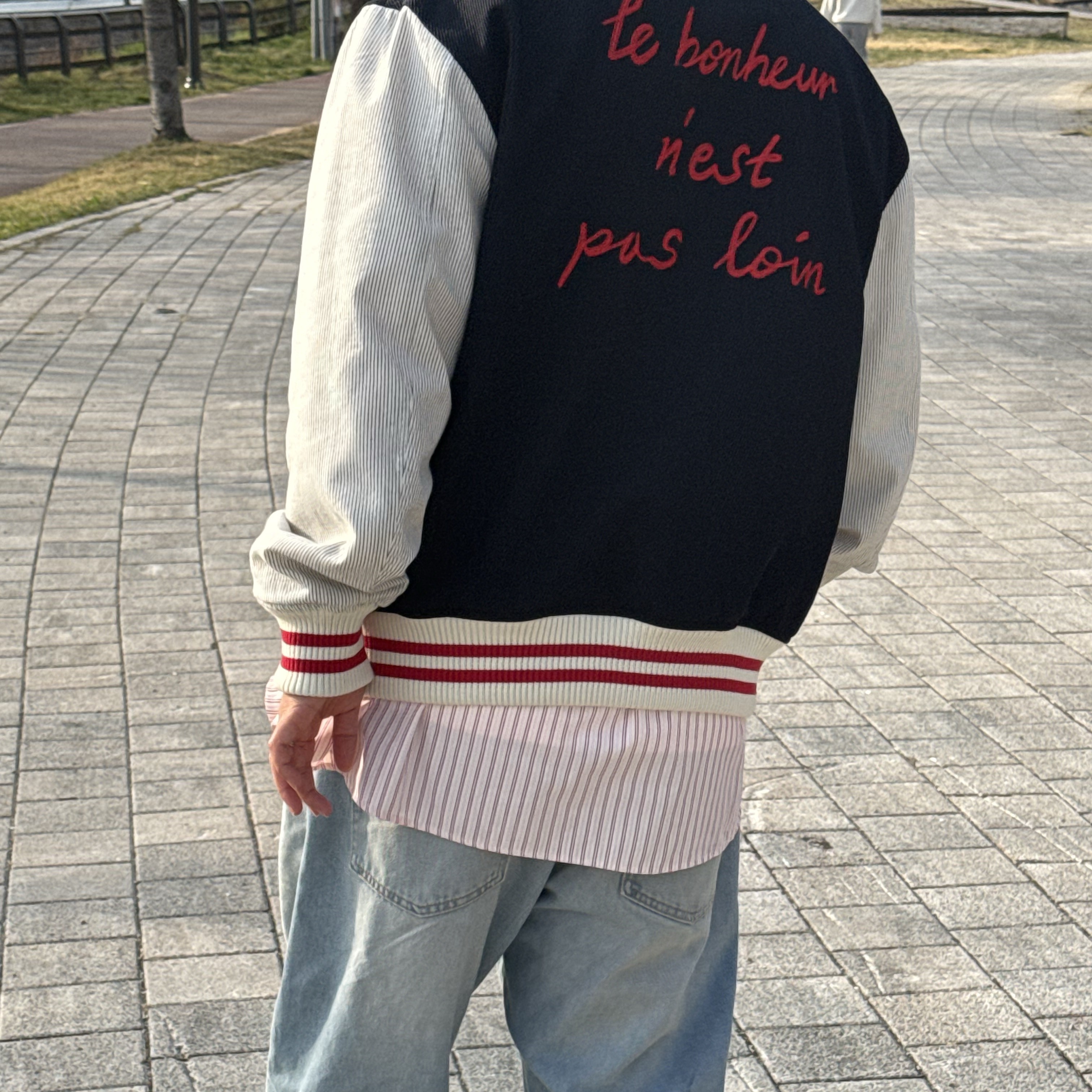 STU Embroidery Wool Stripe Varsity Navy 착용 스타일