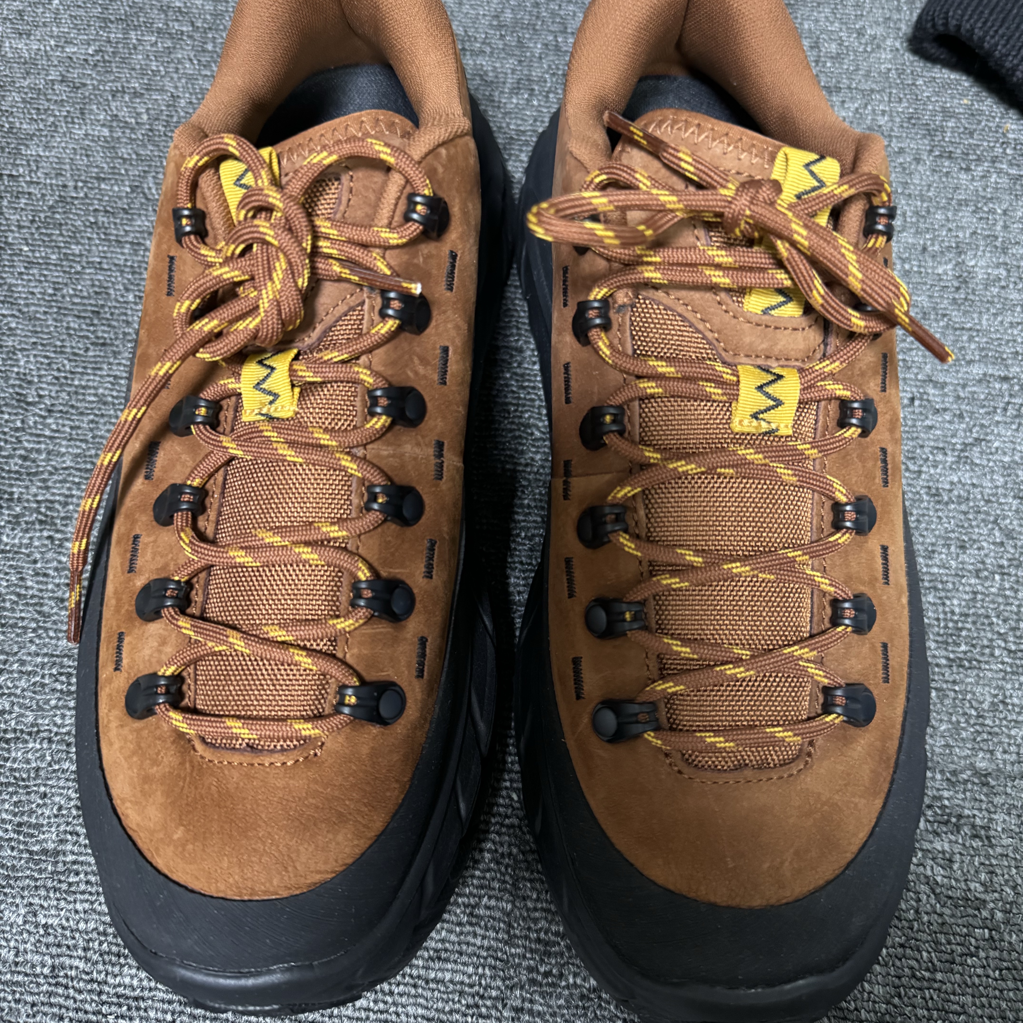 Hoka Tor Summit Hazelnut Black 착용 스타일