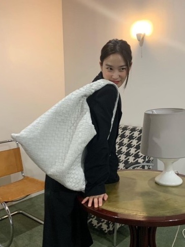 Bottega Veneta Large Hop White 착용 스타일 - 2