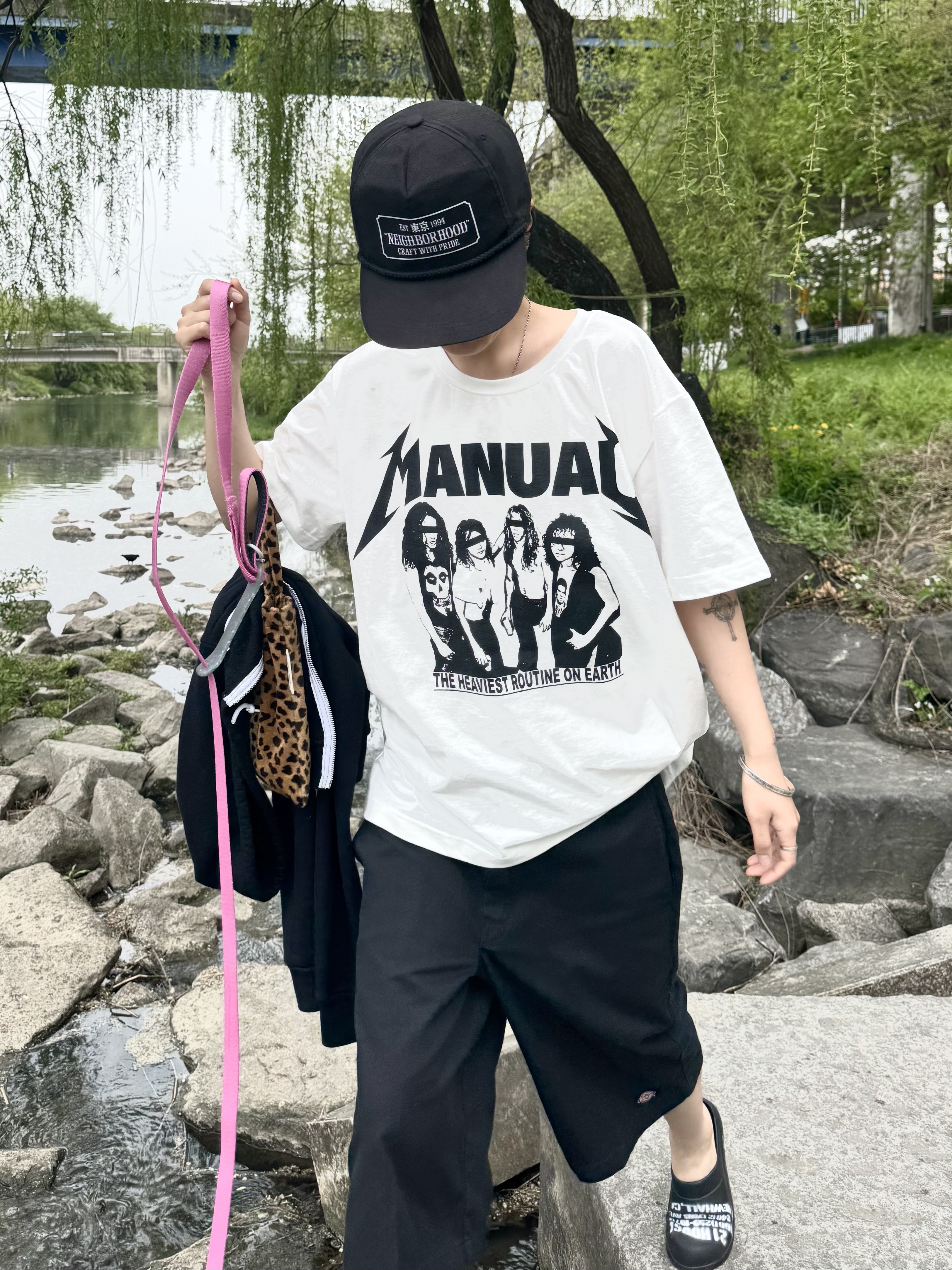 Kasual Manual Tour T-Shirt White 착용 스타일