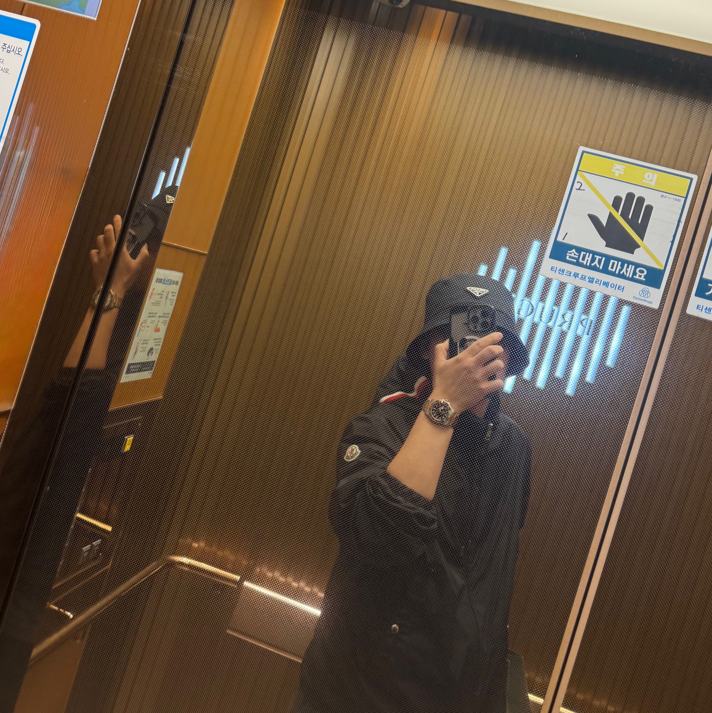 Prada Re-Nylon Bucket Hat Black, Moncler Grimpeurs Hooded Windbreaker Black - 25SS 착용 스타일
