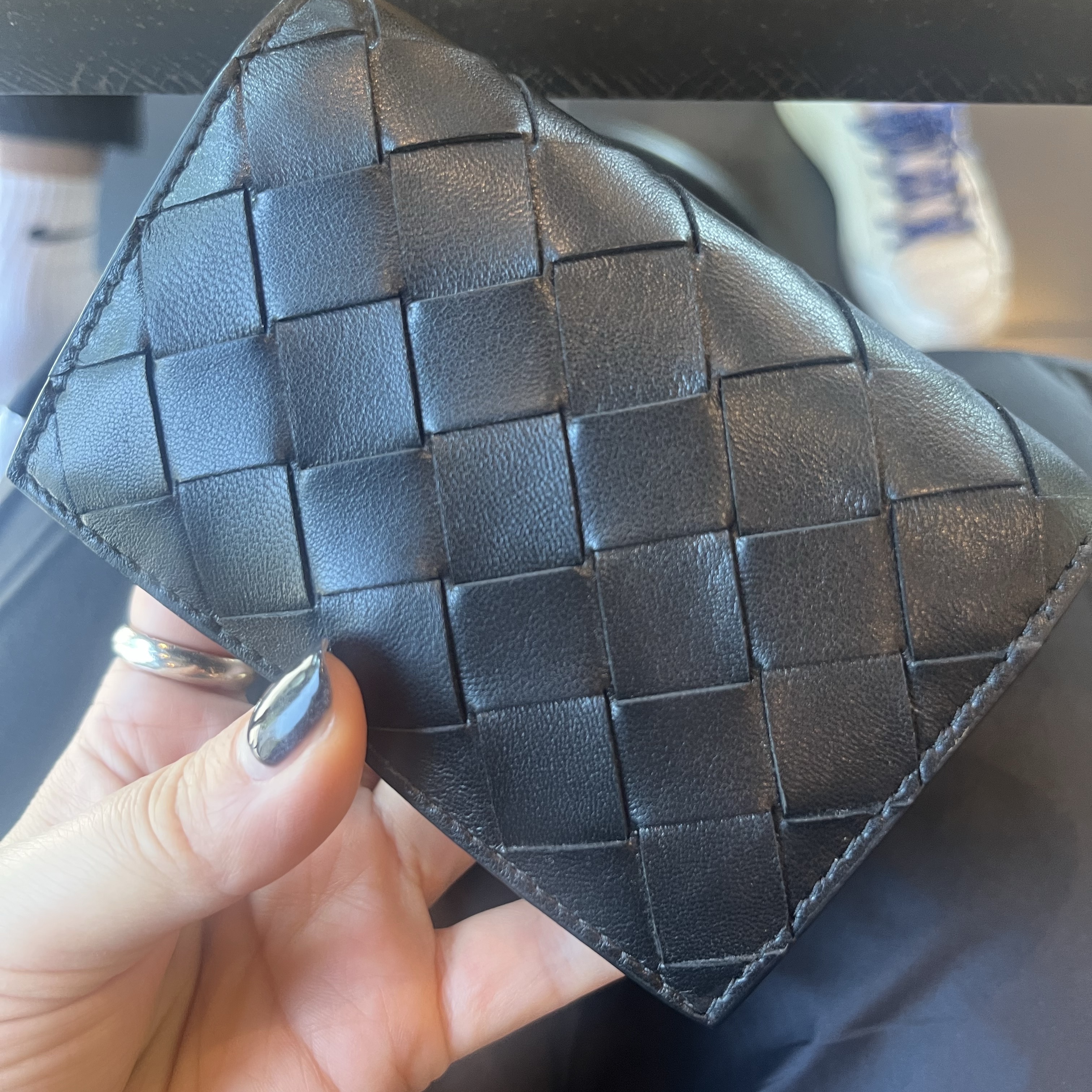Bottega Veneta Business Card Case Black 착용 스타일 - 1