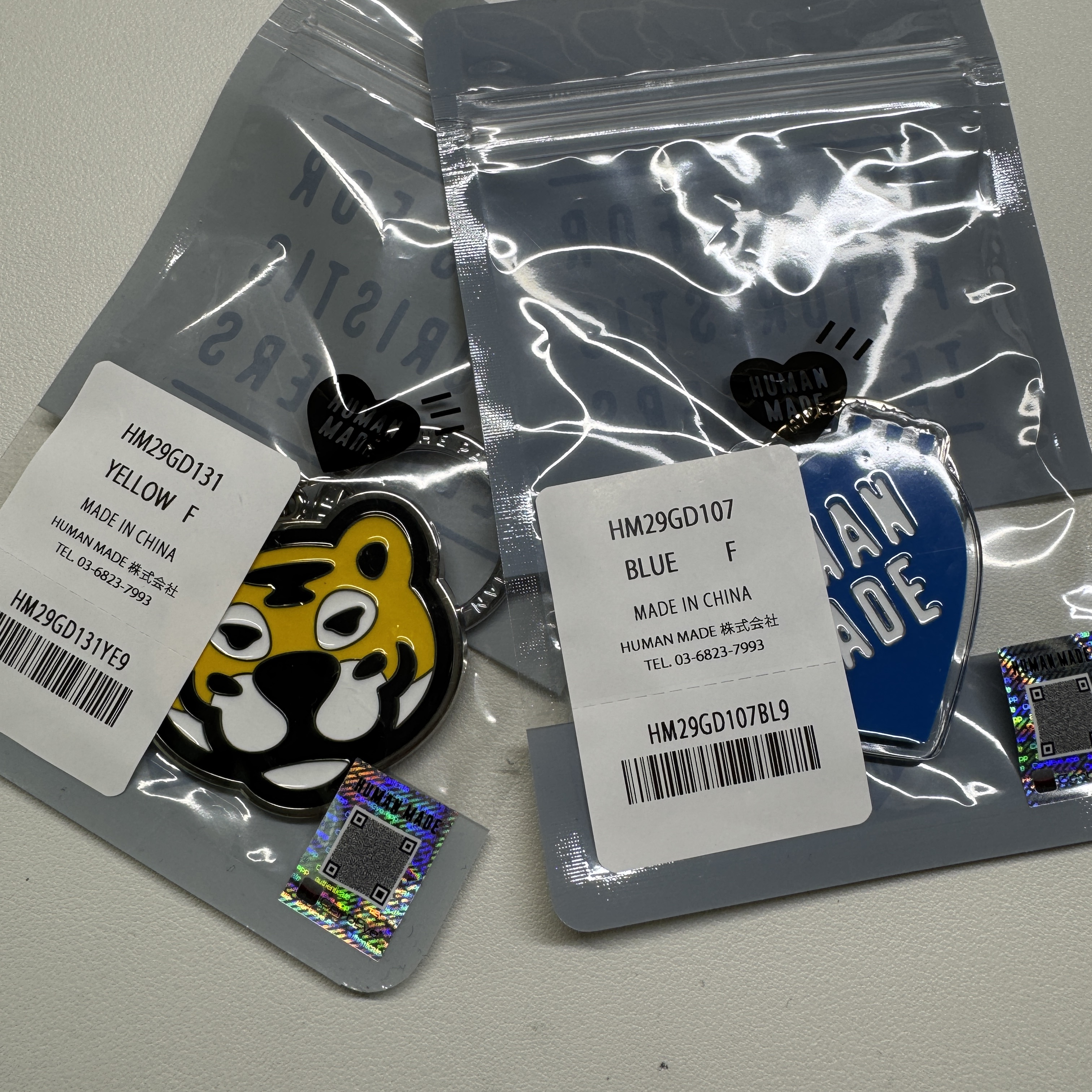 Human Made Acrylic Heart Keyring Blue, Human Made Acrylic Animal Keyring Yellow 착용 스타일
