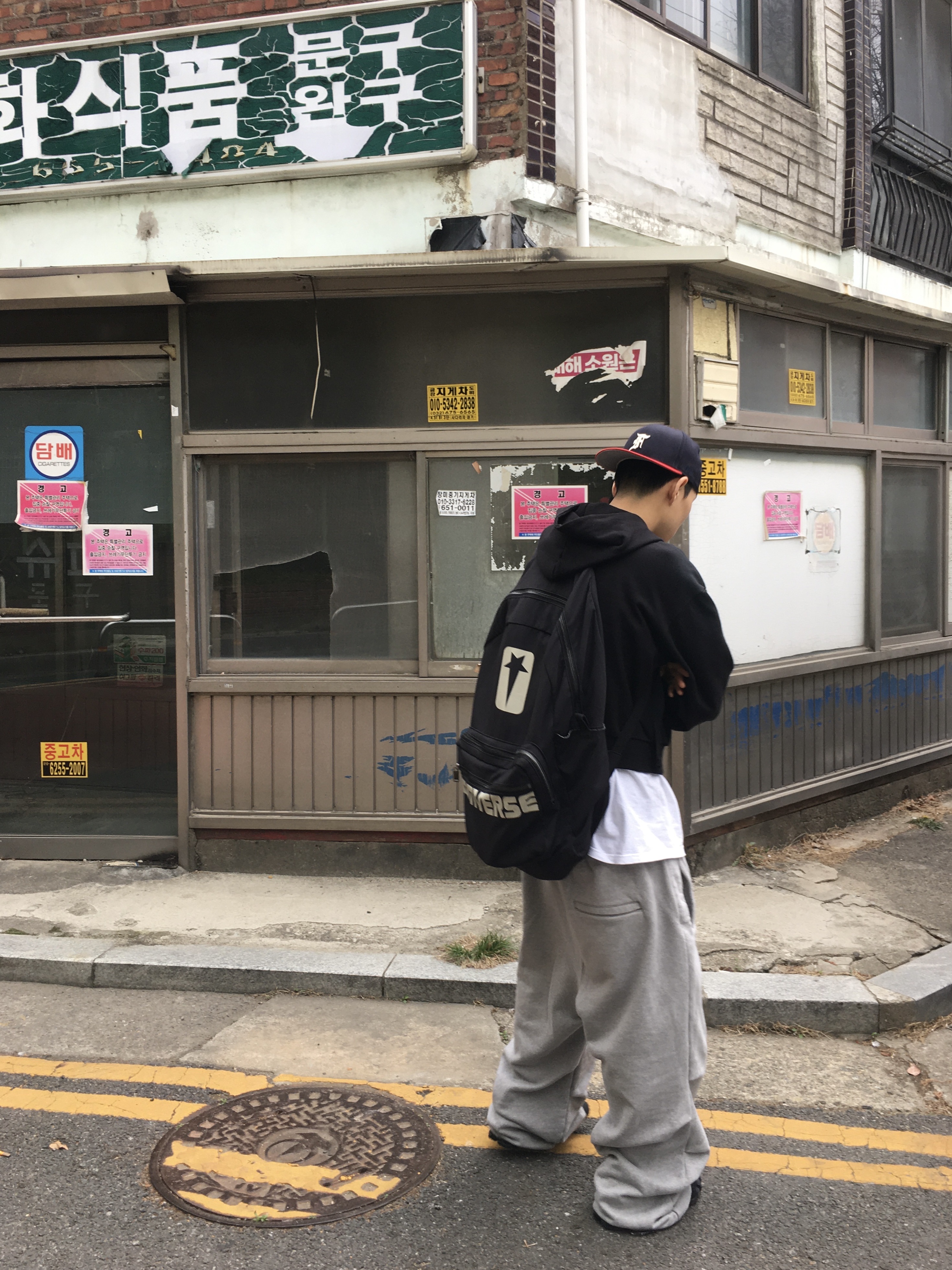 Converse x Drkshdw Oversized Backpack Black, Essentials x New Era Classic Collection 59FIFTY Fitted Cap Atlanta Braves 착용 스타일 - 2