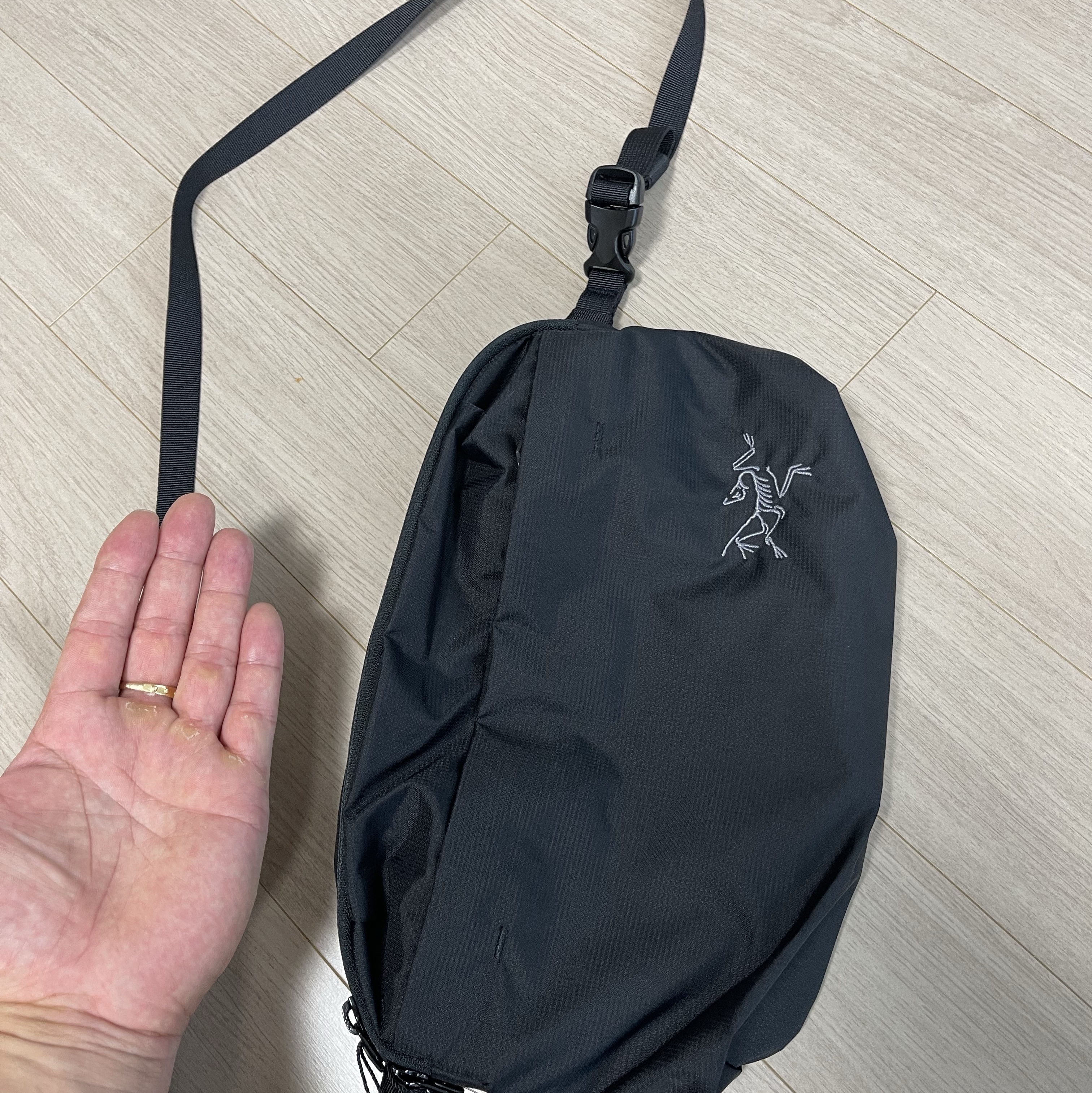 Arc'teryx Heliad 6 Crossbody Bag Black 착용 스타일 - 3