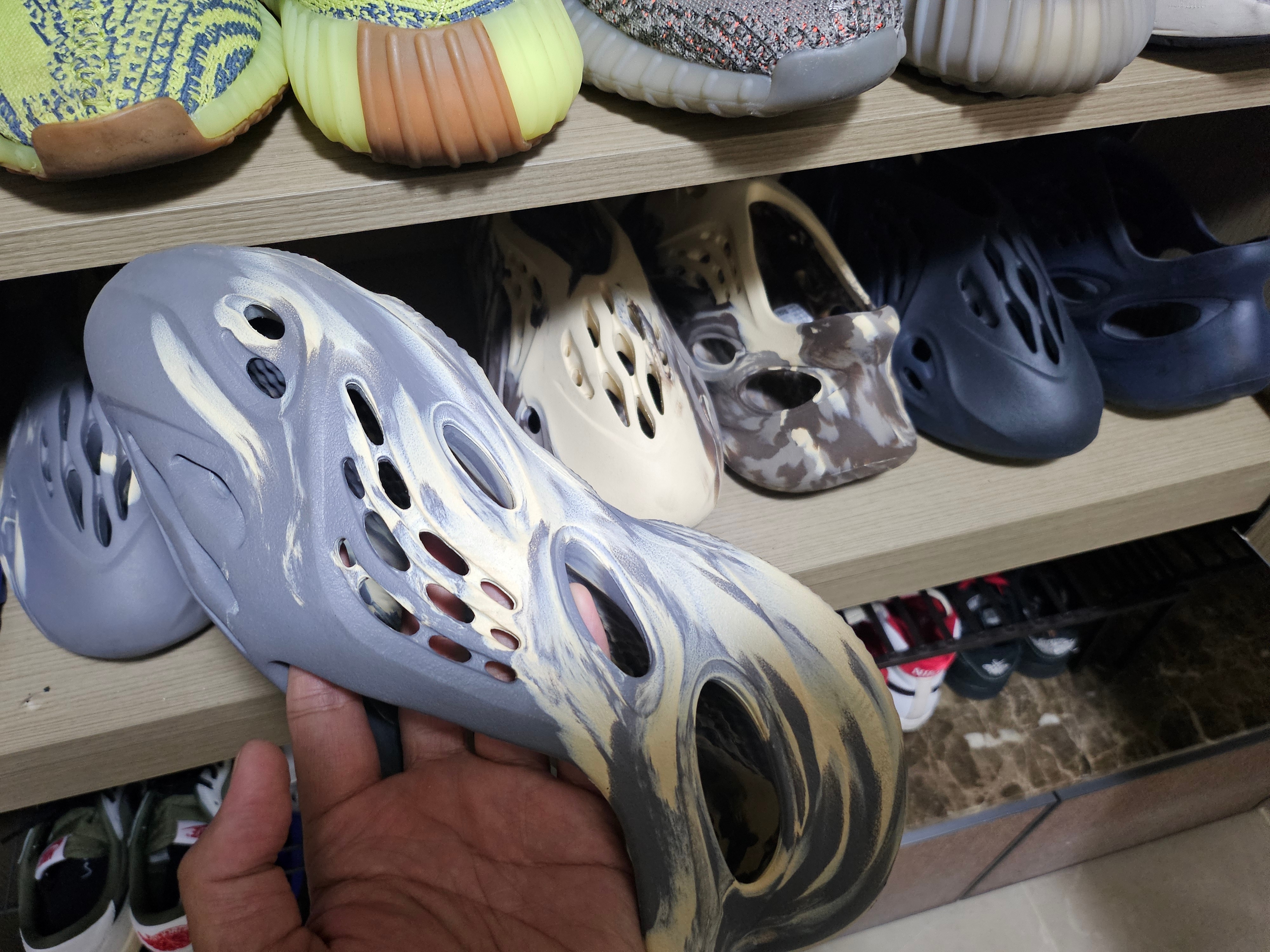 Adidas Yeezy Foam RNNR MXT Moon Gray 착용 스타일