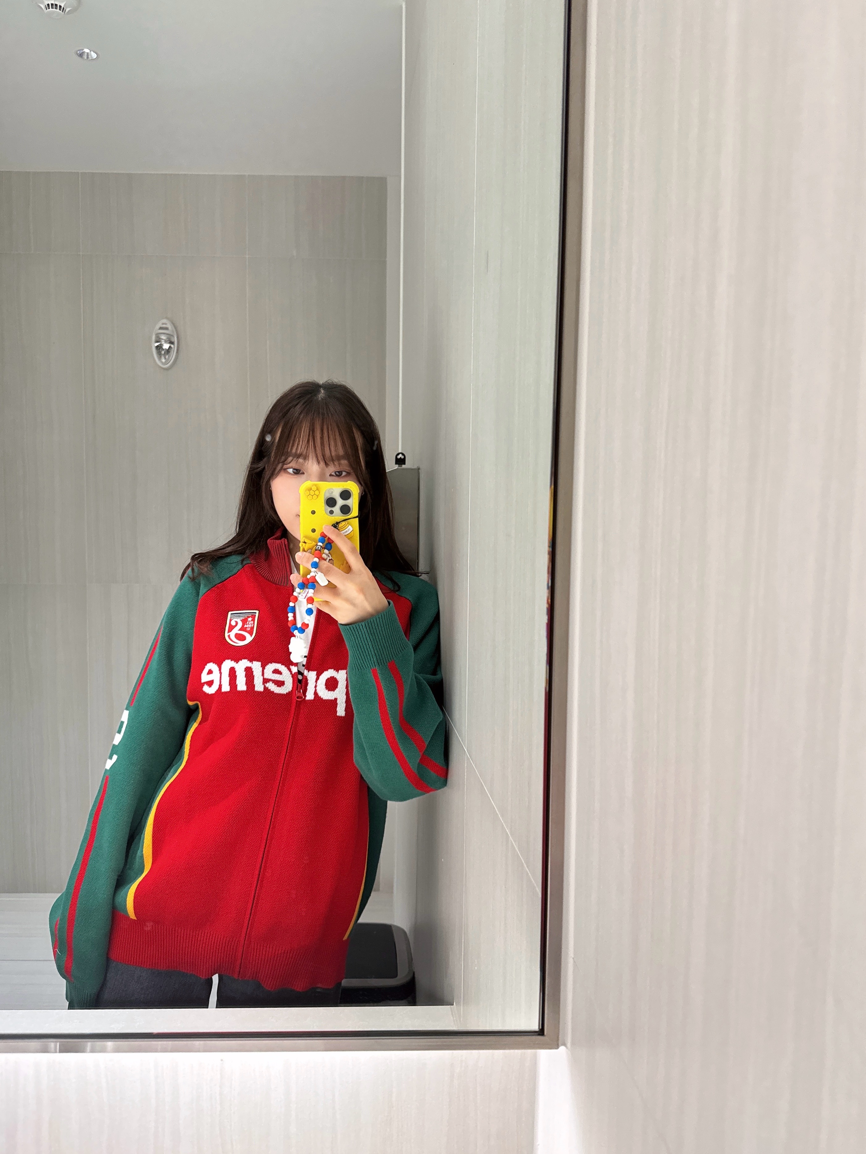 Supreme x Umbro Zip Up Sweater Red - 25SS, Supreme x Hysteric Glamour Baby T-Shirt White - 24FW 착용 스타일 - 3