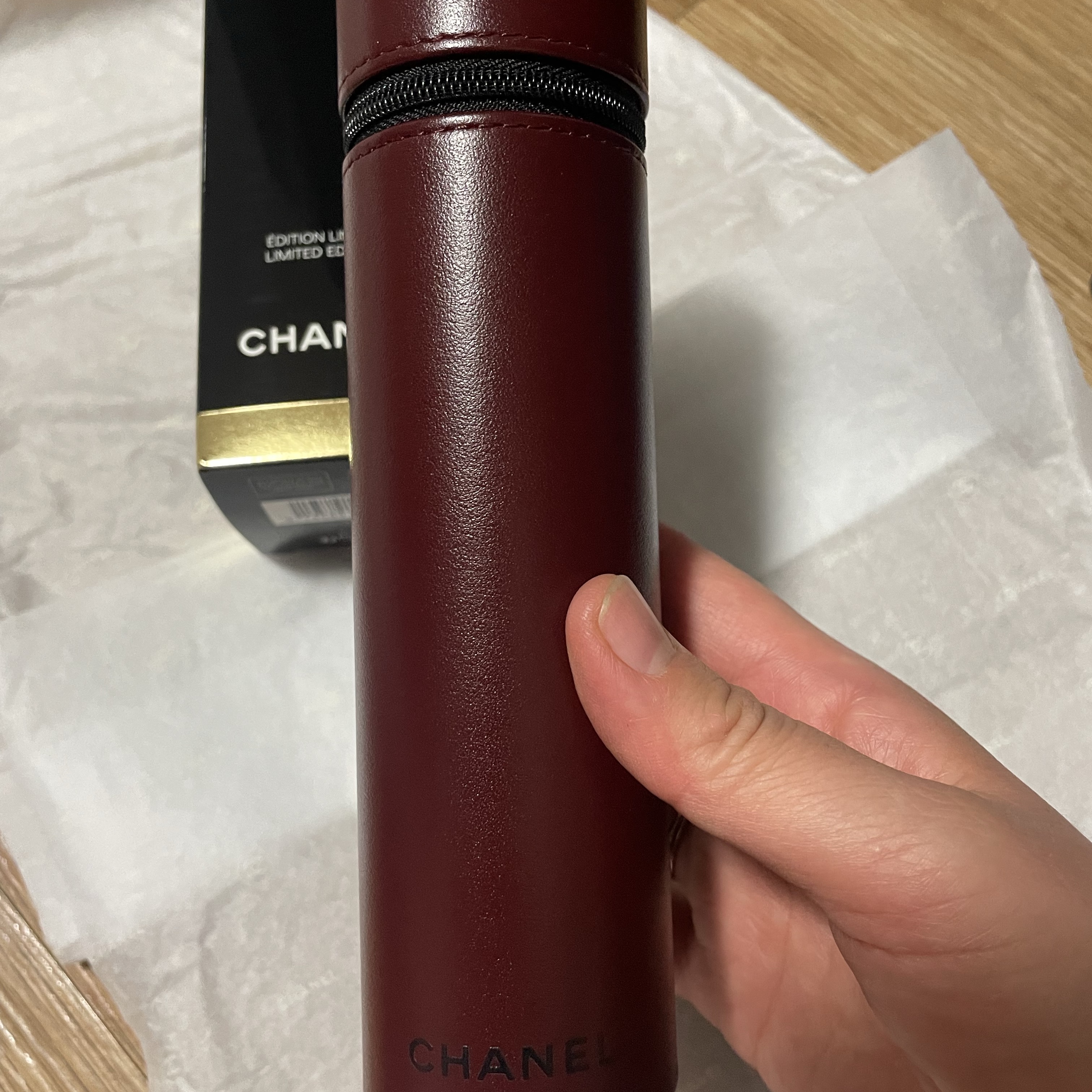 Chanel Codes Couleur Limited Edition Essentiel Brush Set with Pouch 155 Rouge Noir (Set of 3) 착용 스타일 - 2