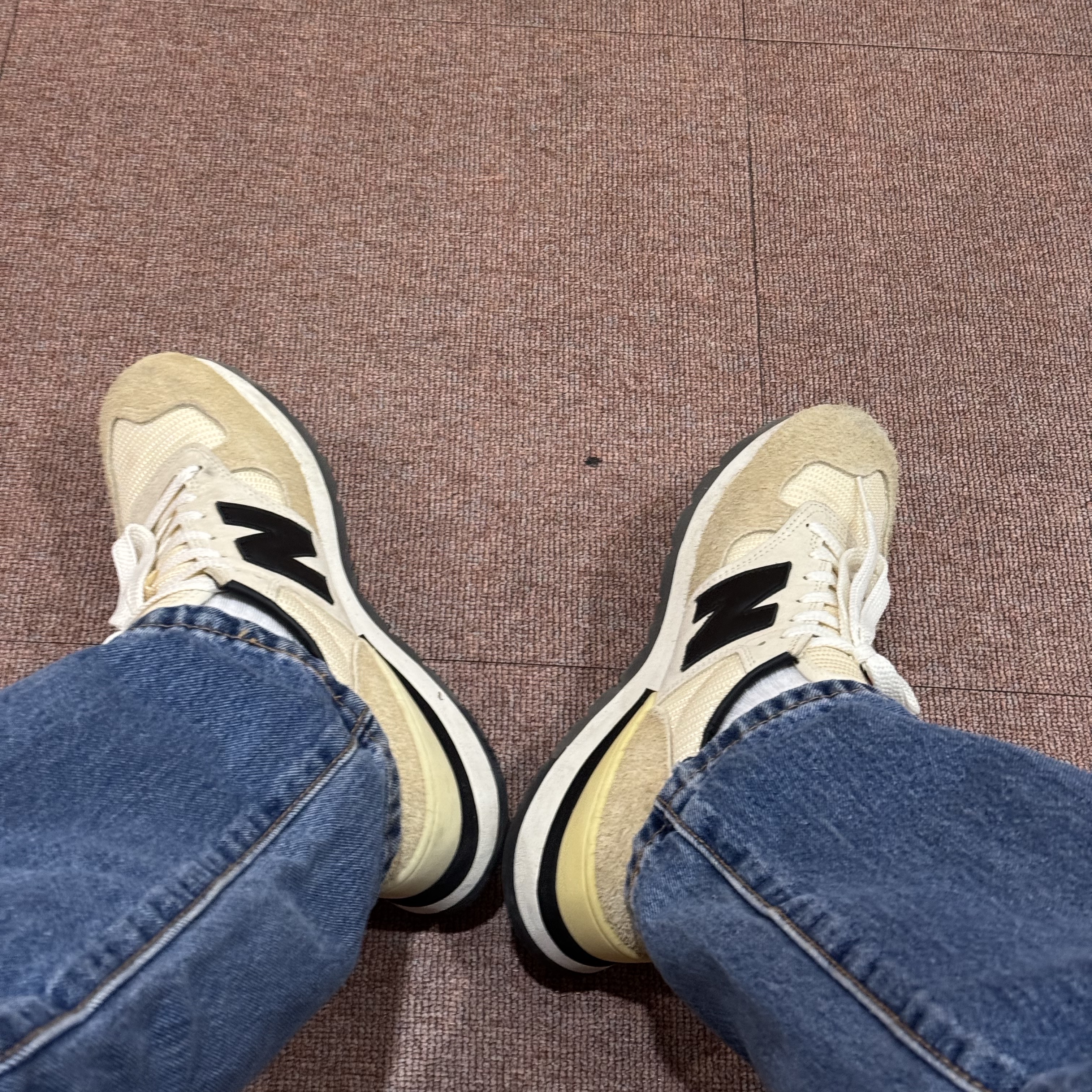 New Balance 990v1 Made in USA Incense Macadamia Nut 착용 스타일