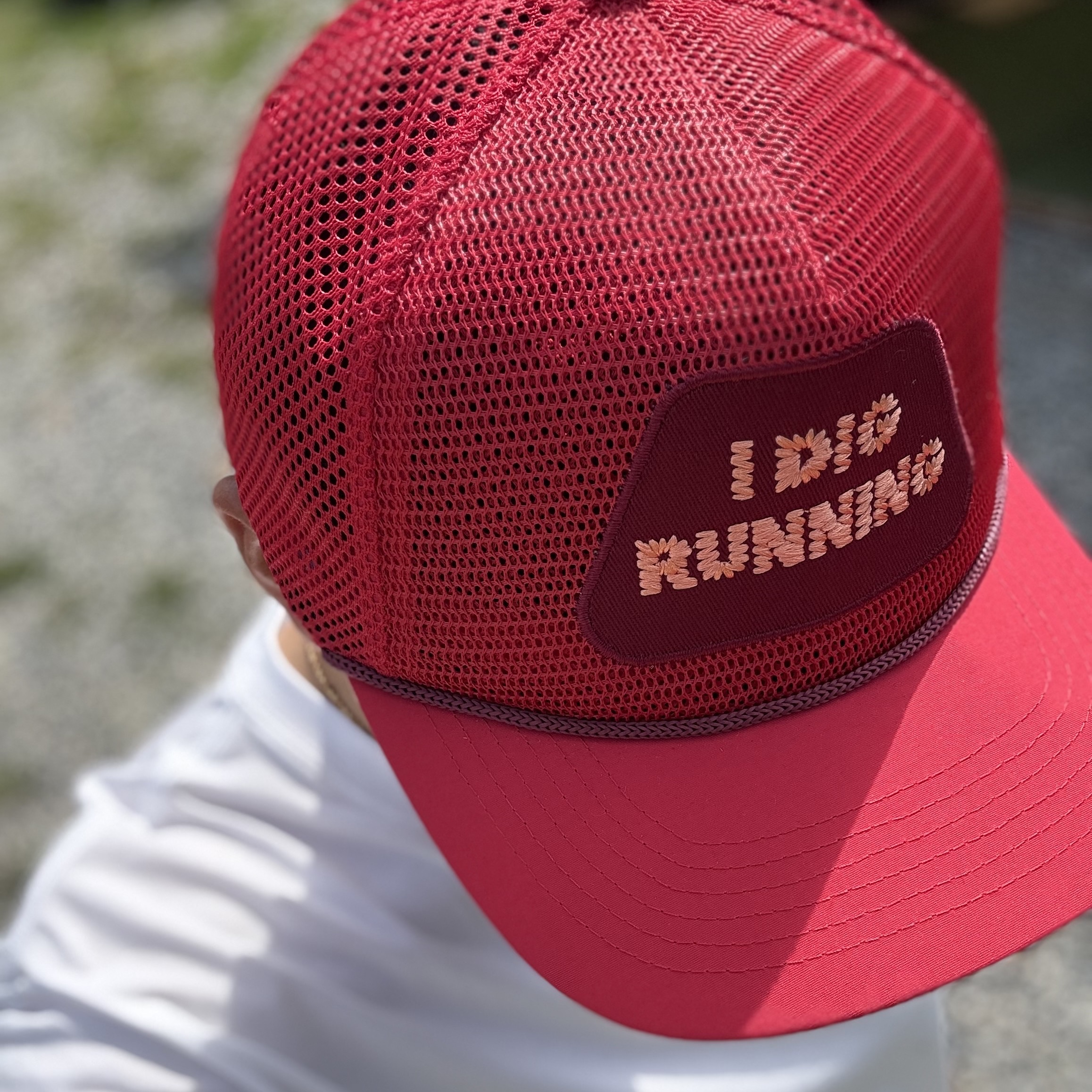 Alex Zono I Dig Running Red Mesh Trucker Hat Red 착용 스타일