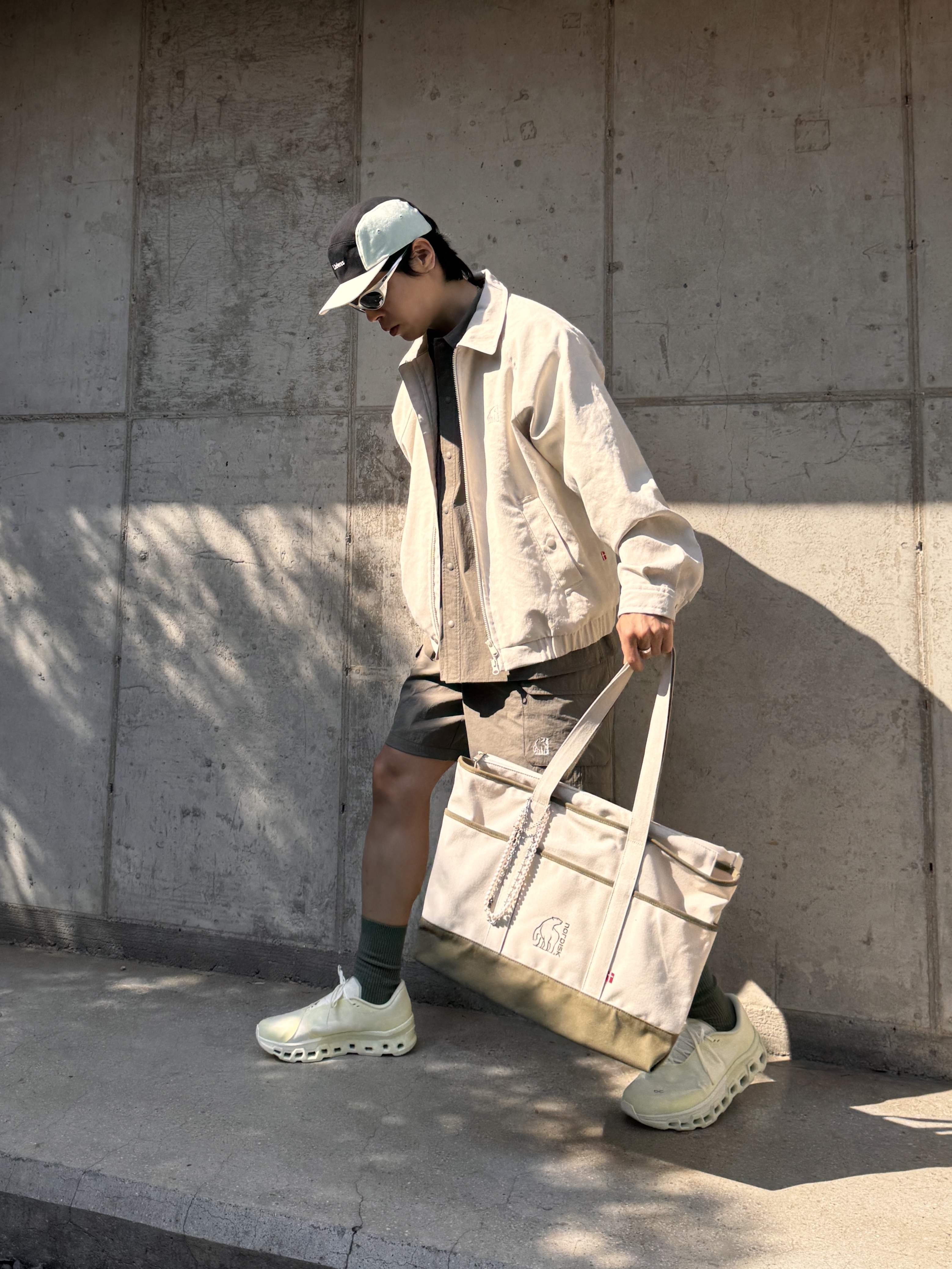 On Running x Post Archive Faction (Paf) Cloudmonster 2 Seedling White, Oakley Eye Jacket Redux Silver Frame Prizm Black Polarized Lenses High Bridge Fit 착용 스타일 - 4