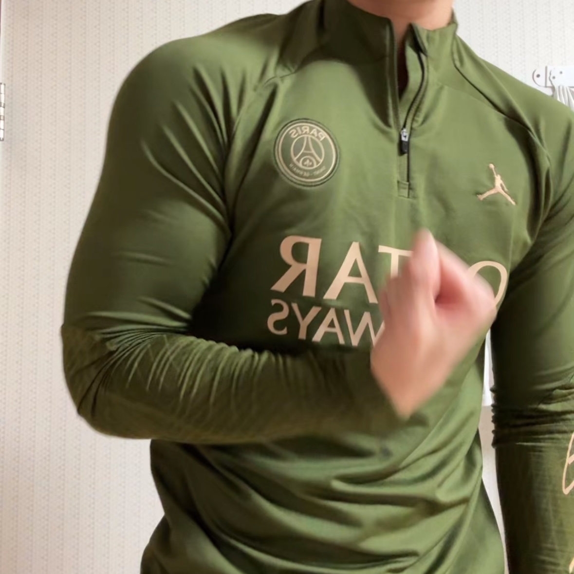 Jordan x Paris Saint-Germain 23/24 Dri-Fit Strike 4th Soccer Drill Top Rough Green Dark Obsidian Hemp 착용 스타일