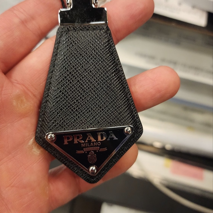 Prada Saffiano Leather Triangle Logo Keychain Black 착용 스타일