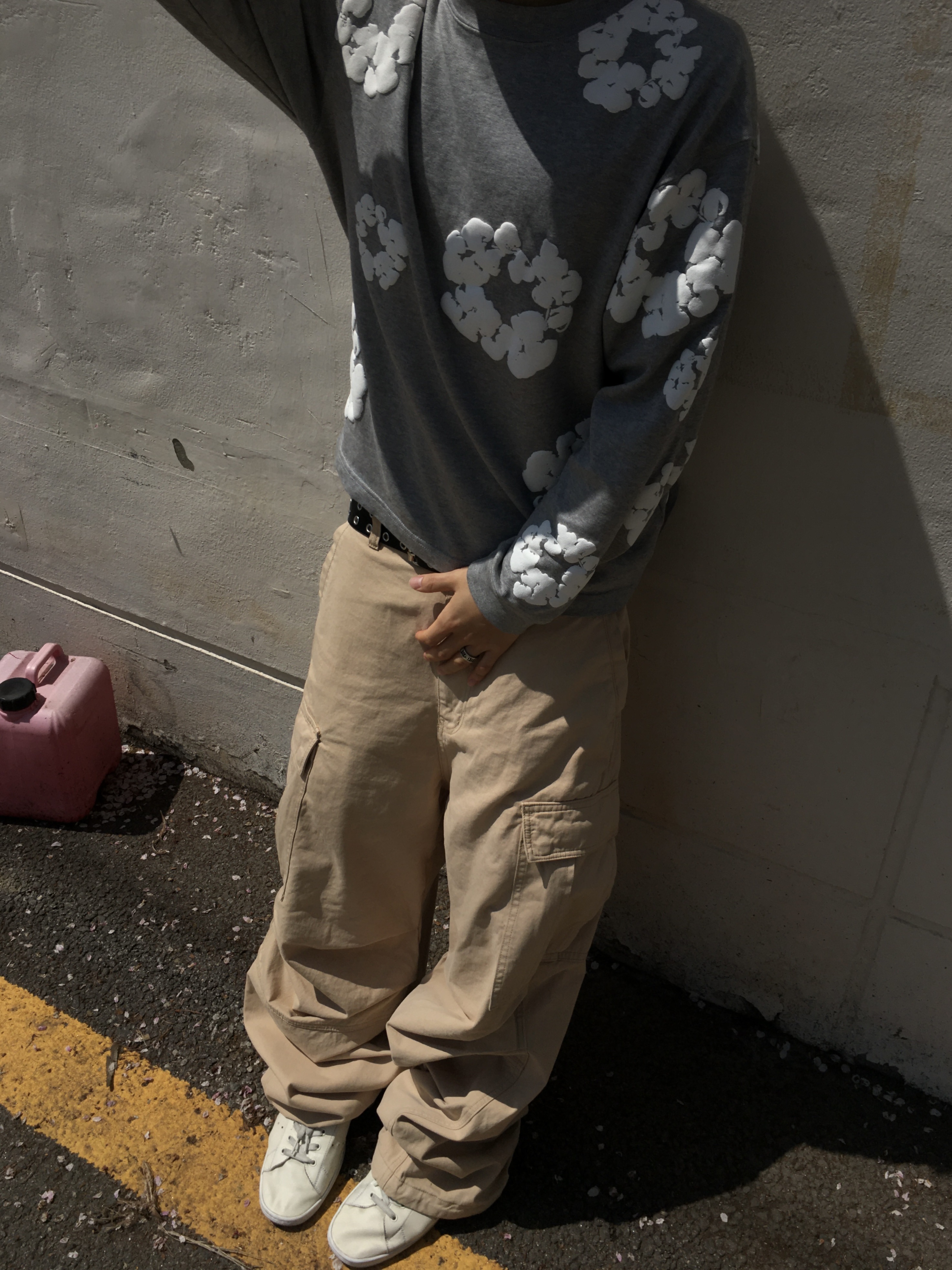 Denim Tears Long Sleeve Cotton Wreath T-Shirt Grey, Balenciaga x Adidas Stan Smith Off White 착용 스타일 - 1