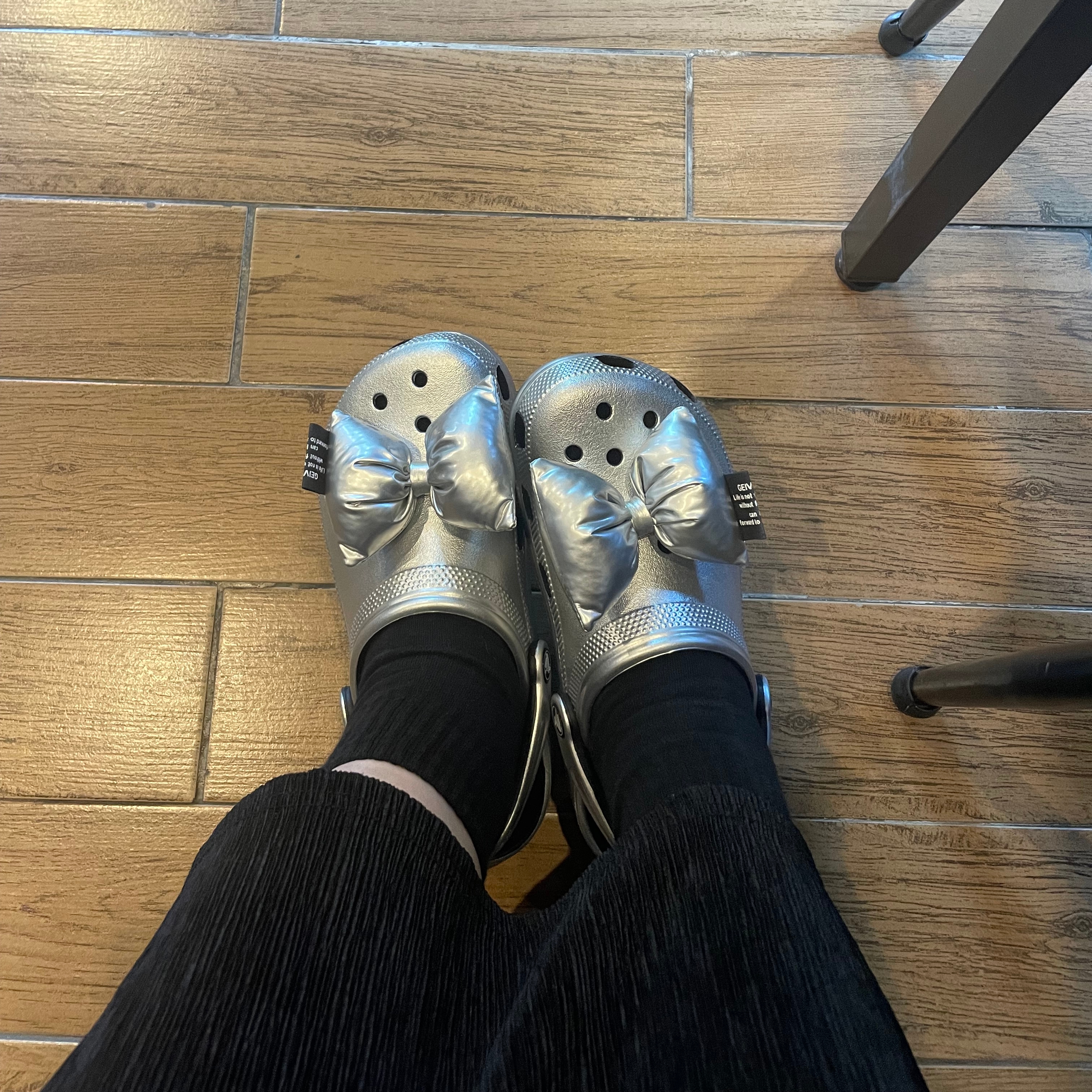 Crocs Classic Metallic Clog Silver 착용 스타일