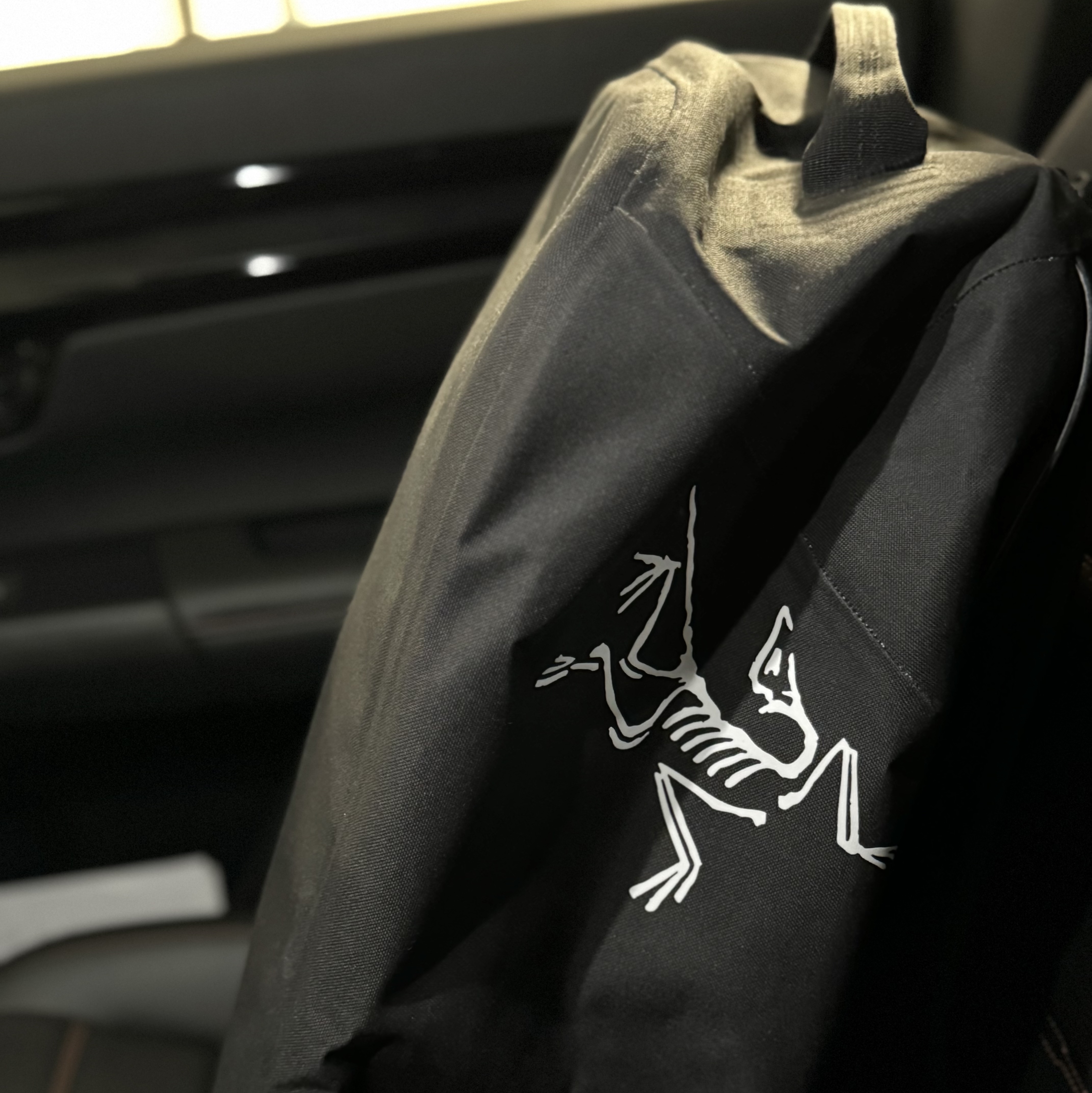 Arc'teryx Carrier 40 Duffle Black 착용 스타일