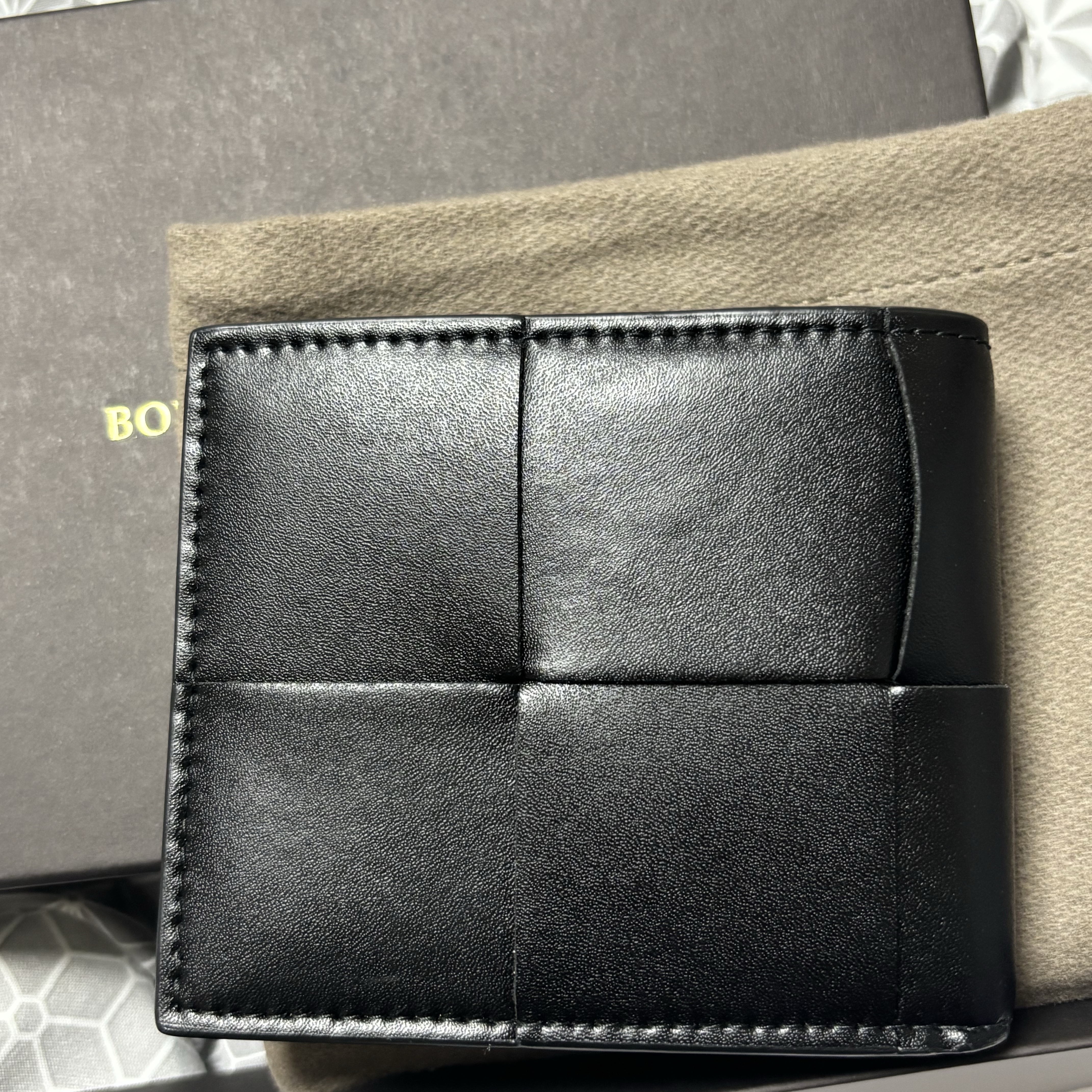 Bottega Veneta Bi-Fold Wallet Black 착용 스타일 - 2