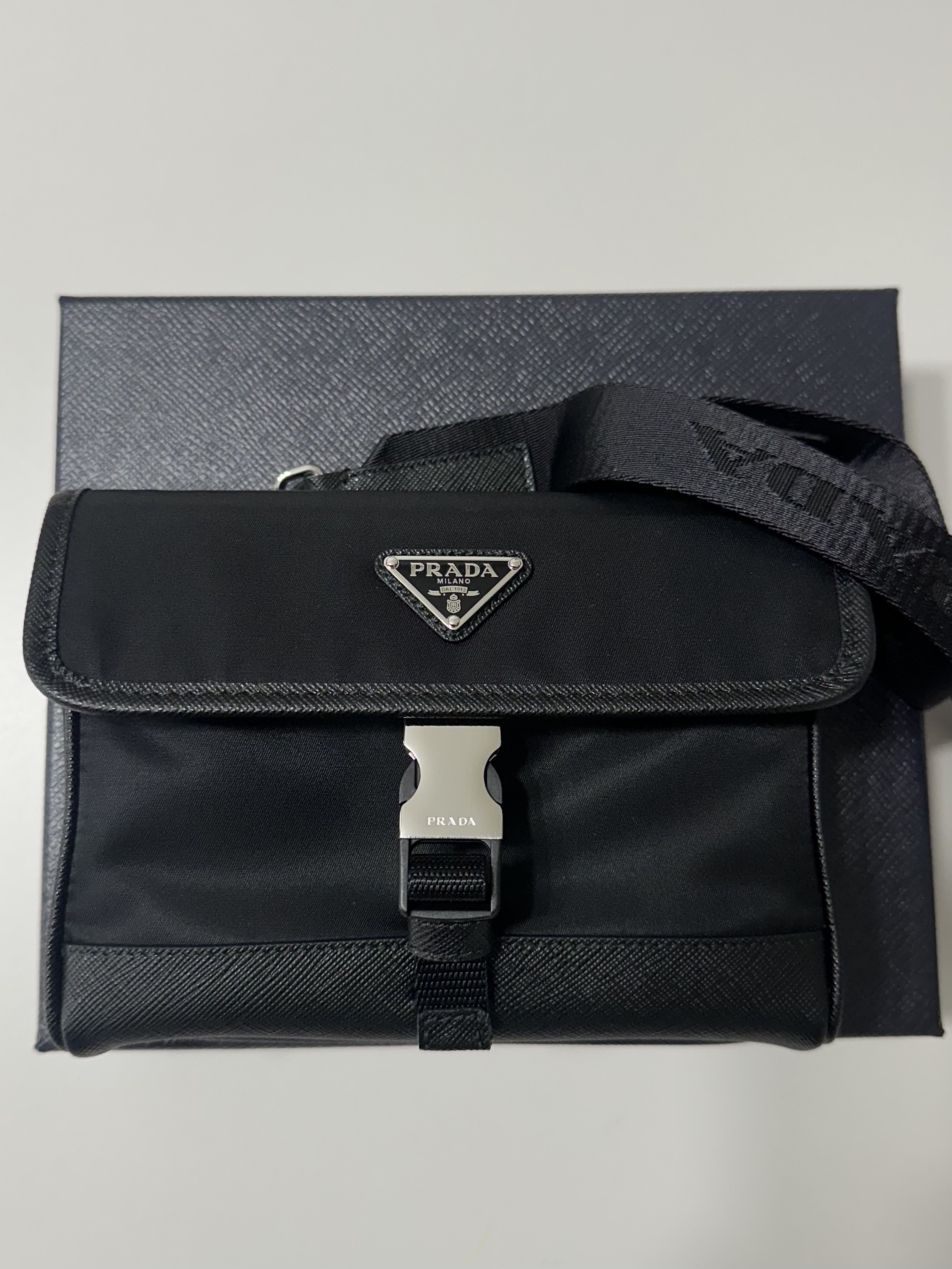 Prada Re-Nylon and Saffiano Leather Smartphone Case Black 착용 스타일