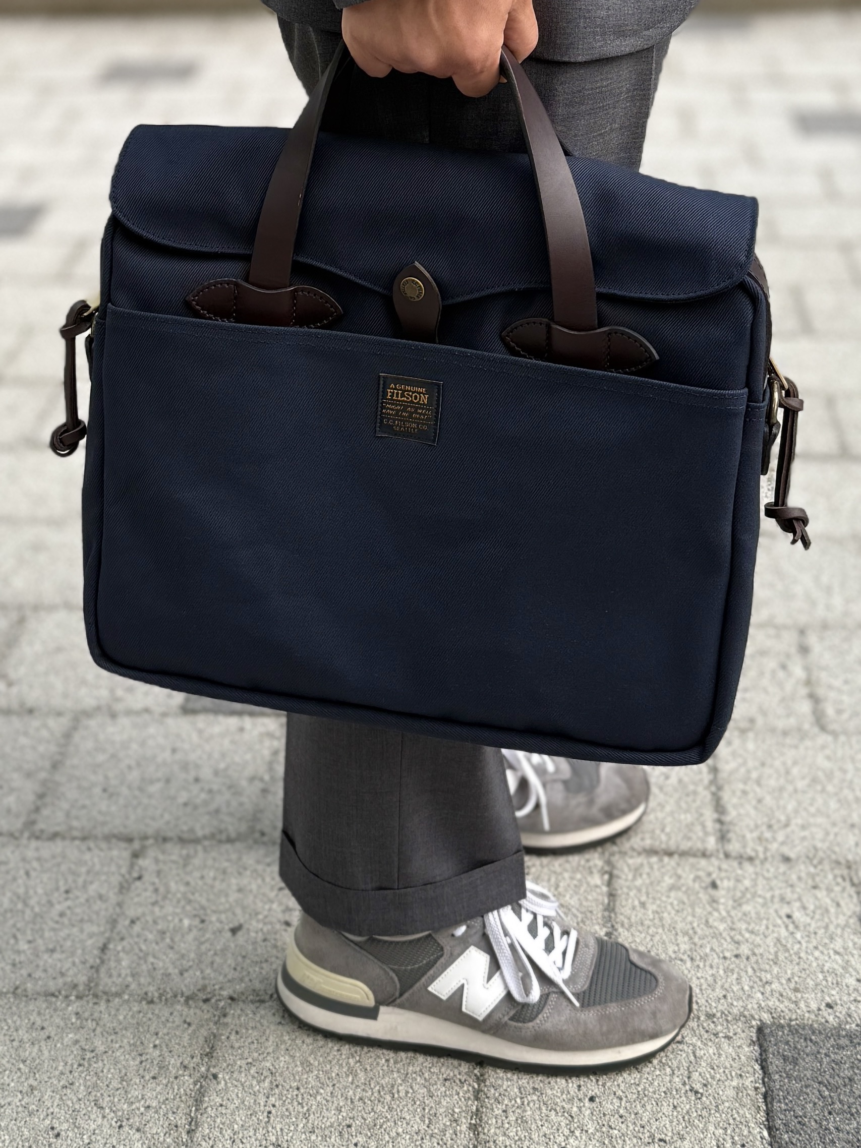 New Balance 990v1 Made in USA Grey White, Filson Rugged Twill Original Briefcase Otter Green 착용 스타일 - 8
