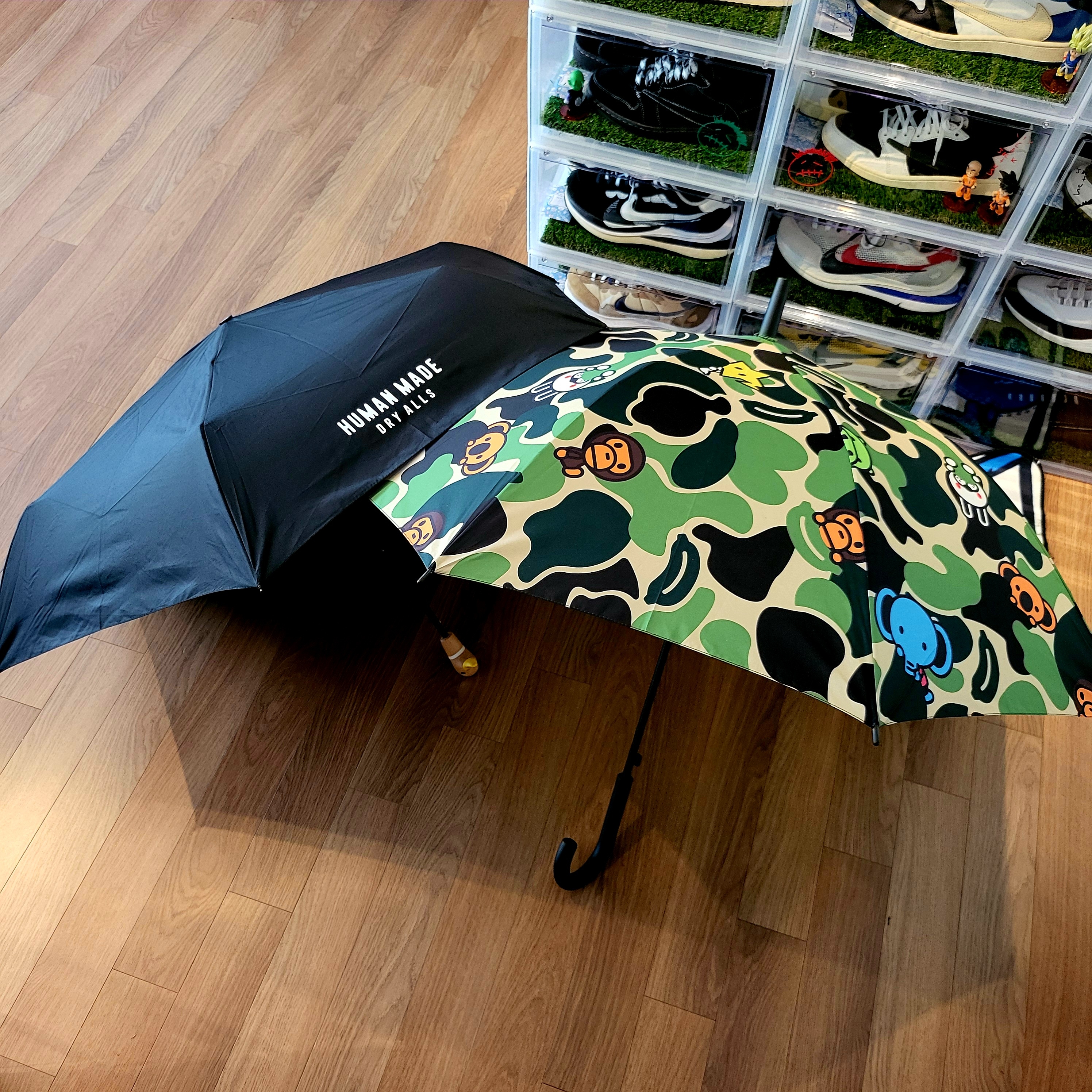 BAPE New ABC Milo All Friends Umbrella Green, Human Made Duck Compact Umbrella Black 착용 스타일 - 2