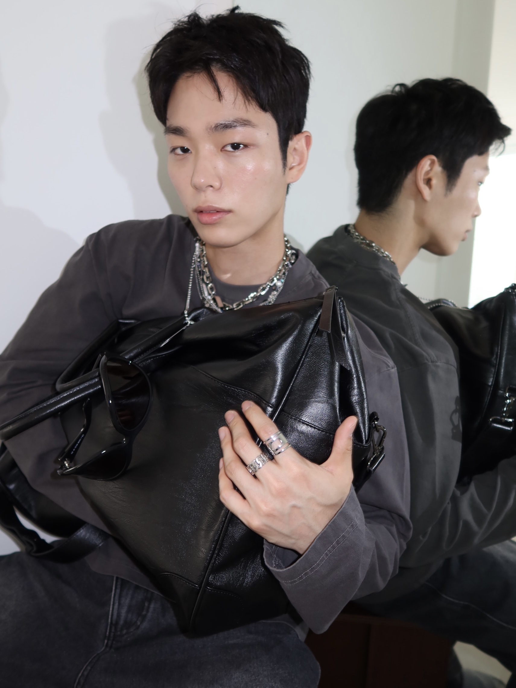 AA Curved Line Washing Wide Denim Pants Black, AA Curved Garment Dyeing Long Sleeve Grey 착용 스타일 - 4