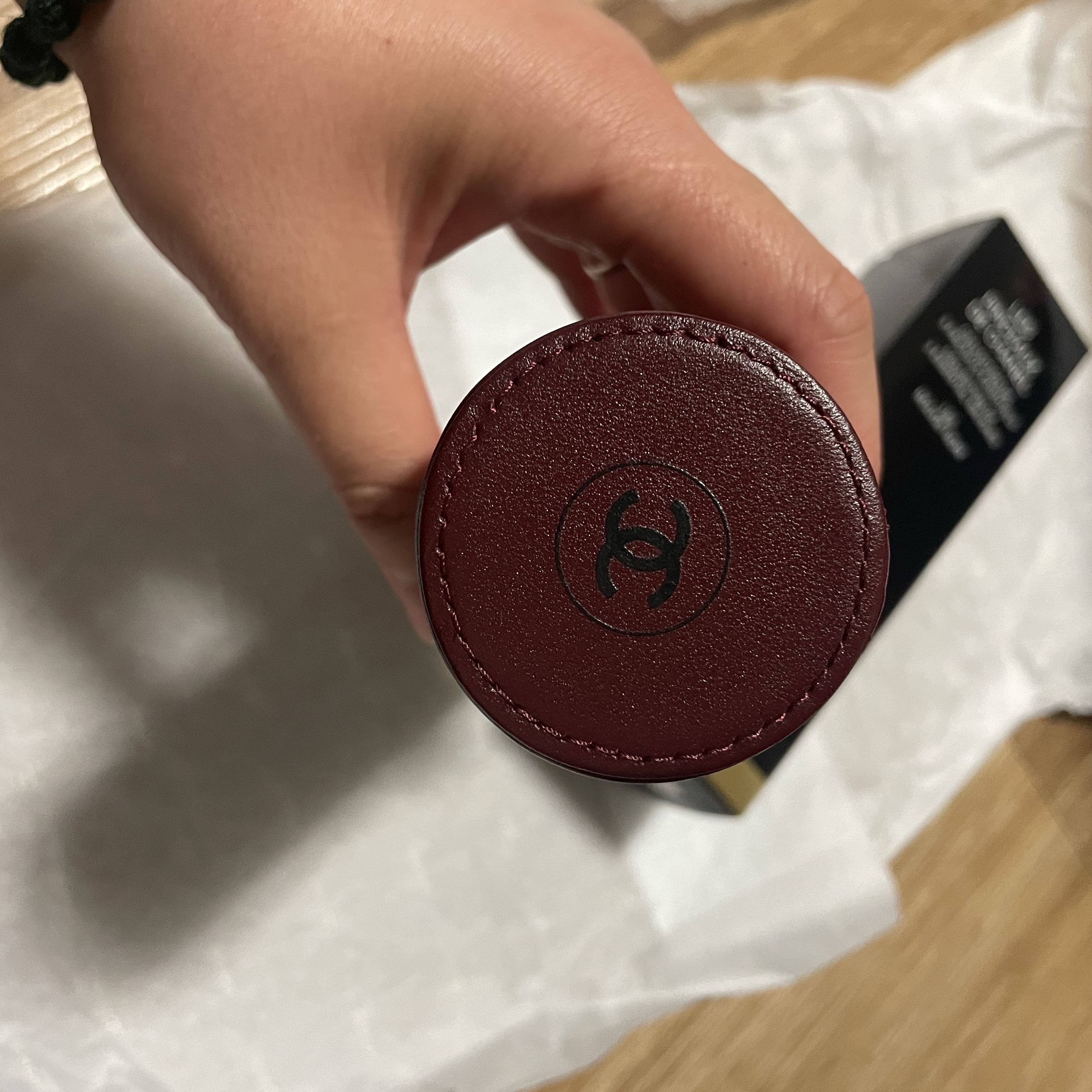 Chanel Codes Couleur Limited Edition Essentiel Brush Set with Pouch 155 Rouge Noir (Set of 3) 착용 스타일 - 3