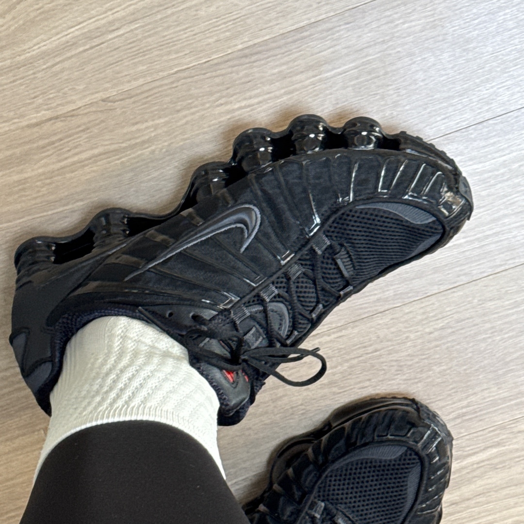 Nike Shox TL Black Metallic Hematite 착용 스타일 - 2
