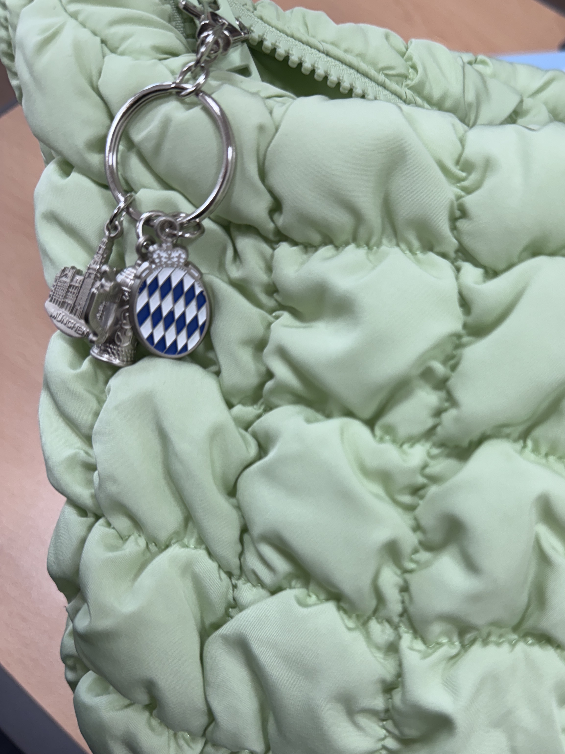 COS Quilted Mini Bag Green 착용 스타일 - 2