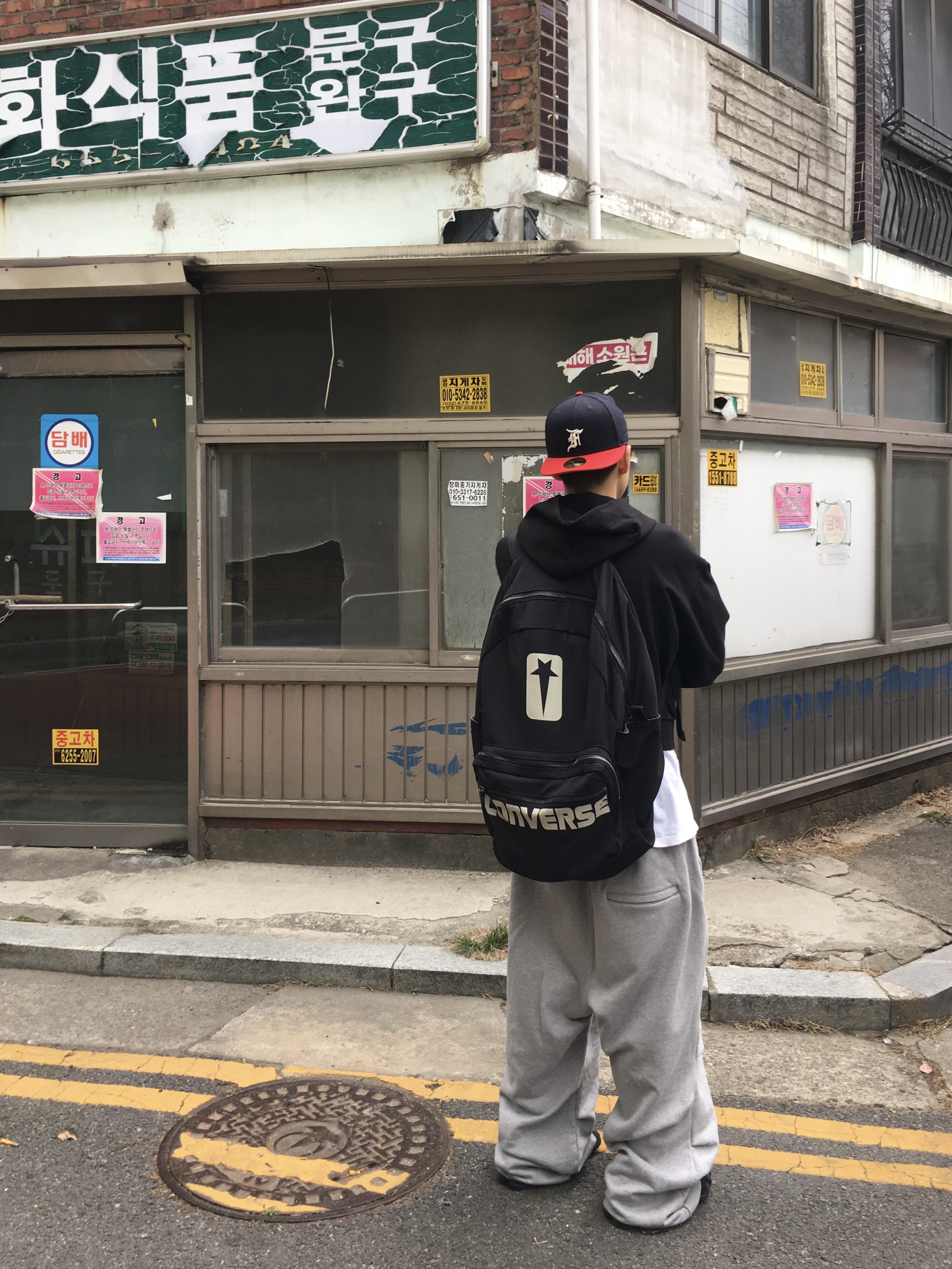 Converse x Drkshdw Oversized Backpack Black, Essentials x New Era Classic Collection 59FIFTY Fitted Cap Atlanta Braves 착용 스타일 - 1