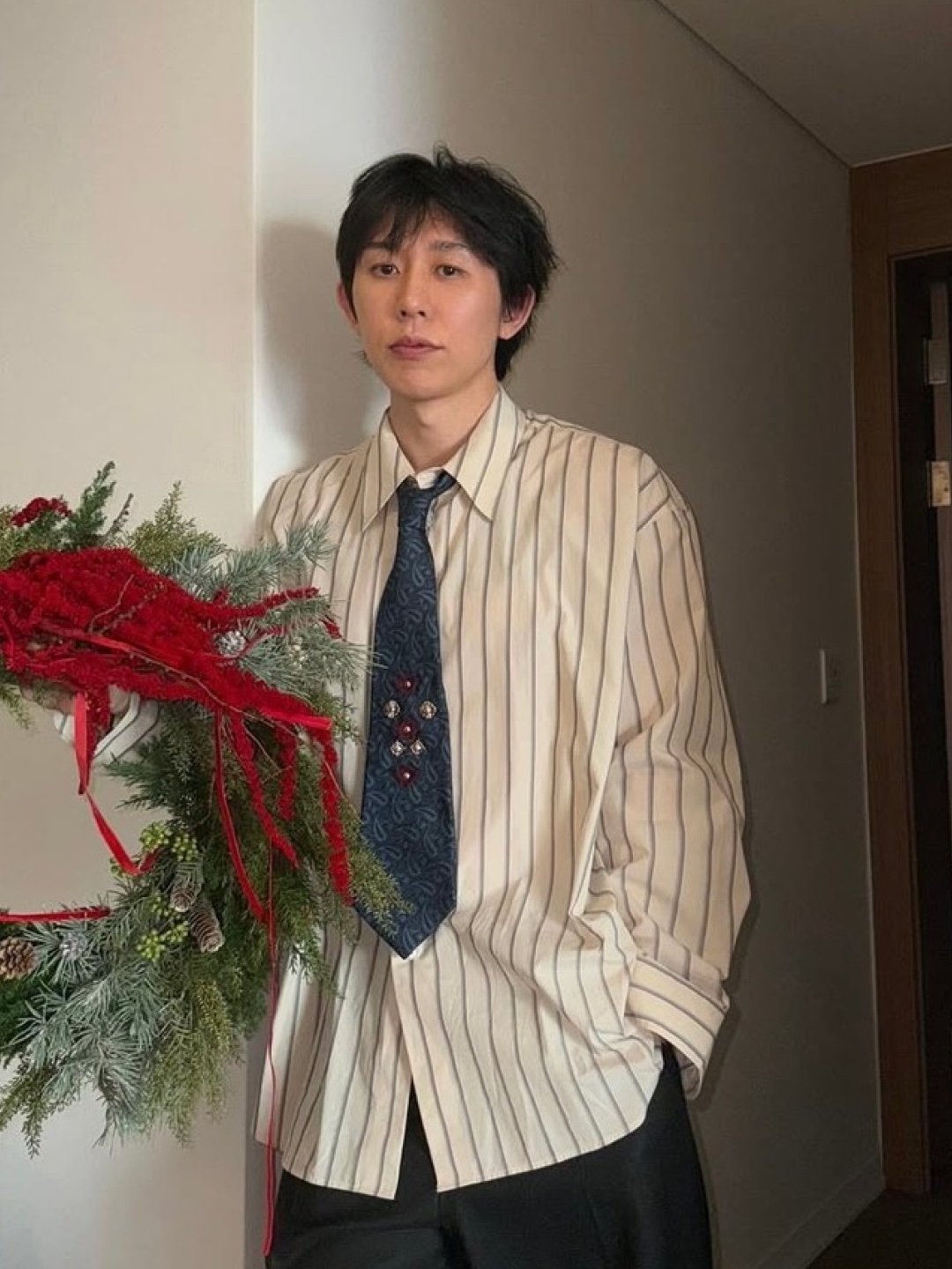Our Legacy Borrowed Shirt Blue Sapphire Pinstripe, Prada Re-Nylon Gabardine Tie Black 착용 스타일 - 3