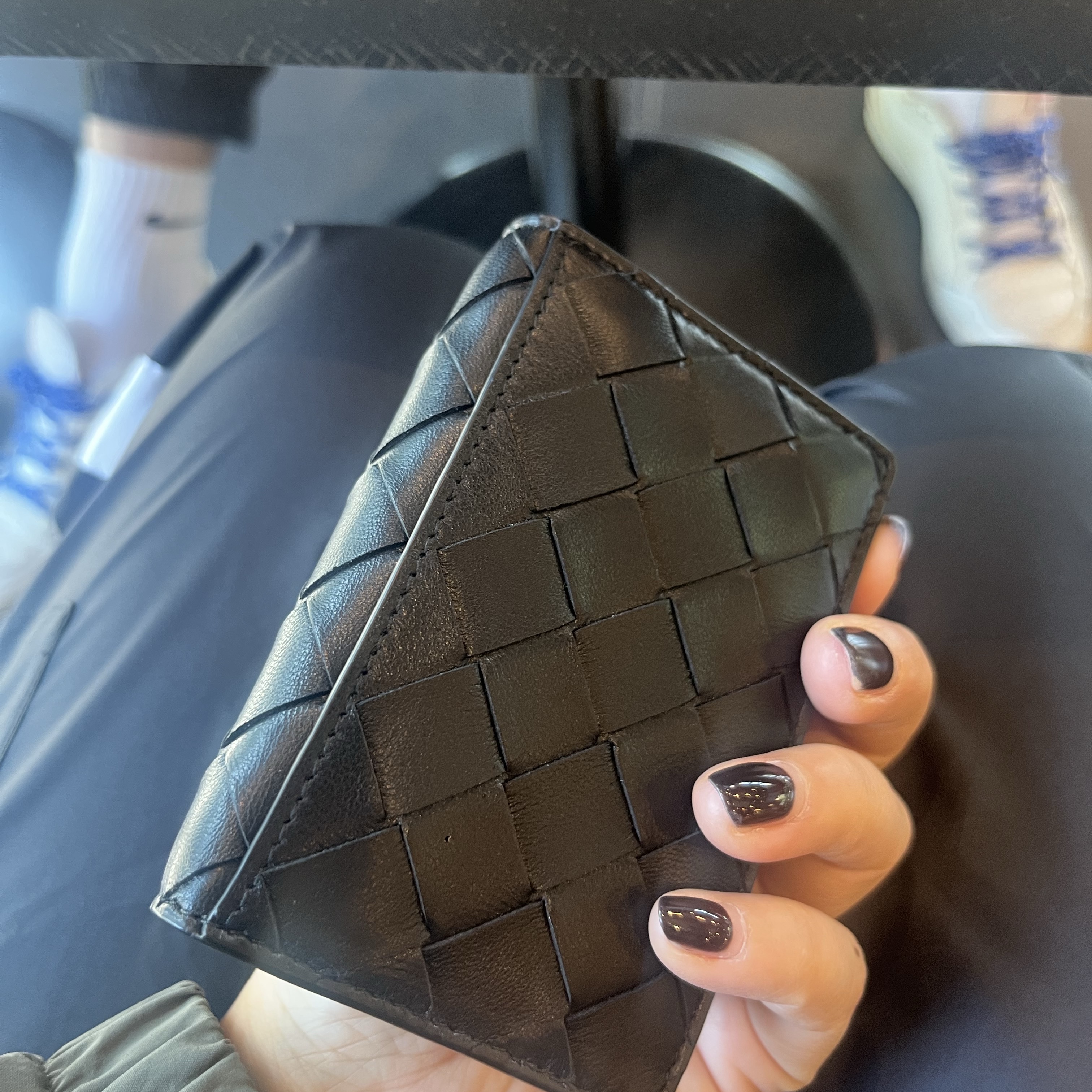 Bottega Veneta Business Card Case Black 착용 스타일 - 2