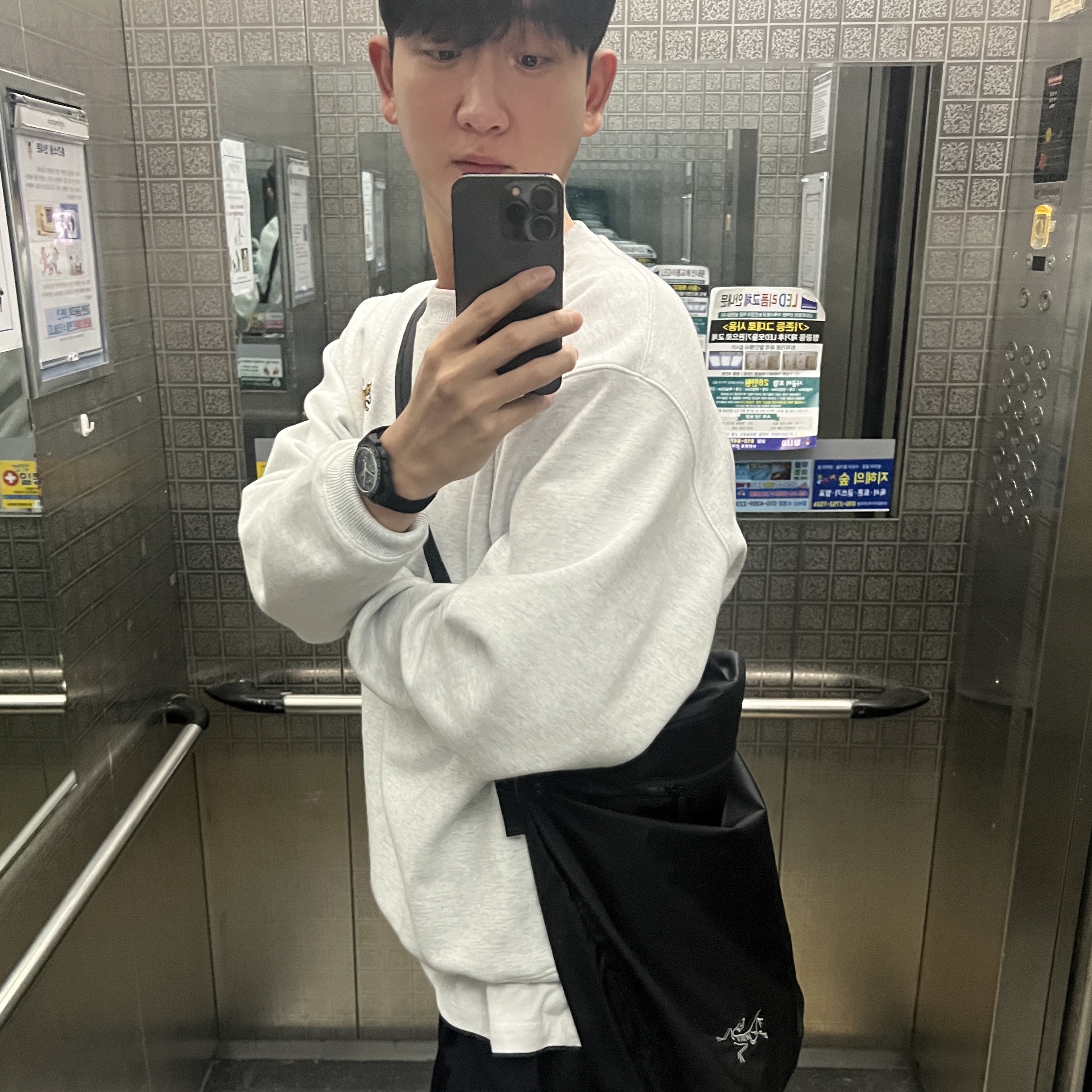 Arc'teryx Heliad 12 Tote Black, Swatch x Omega x Snoopy Bioceramic Moonswatch Mission To The Moonphase New Moon 착용 스타일 - 2
