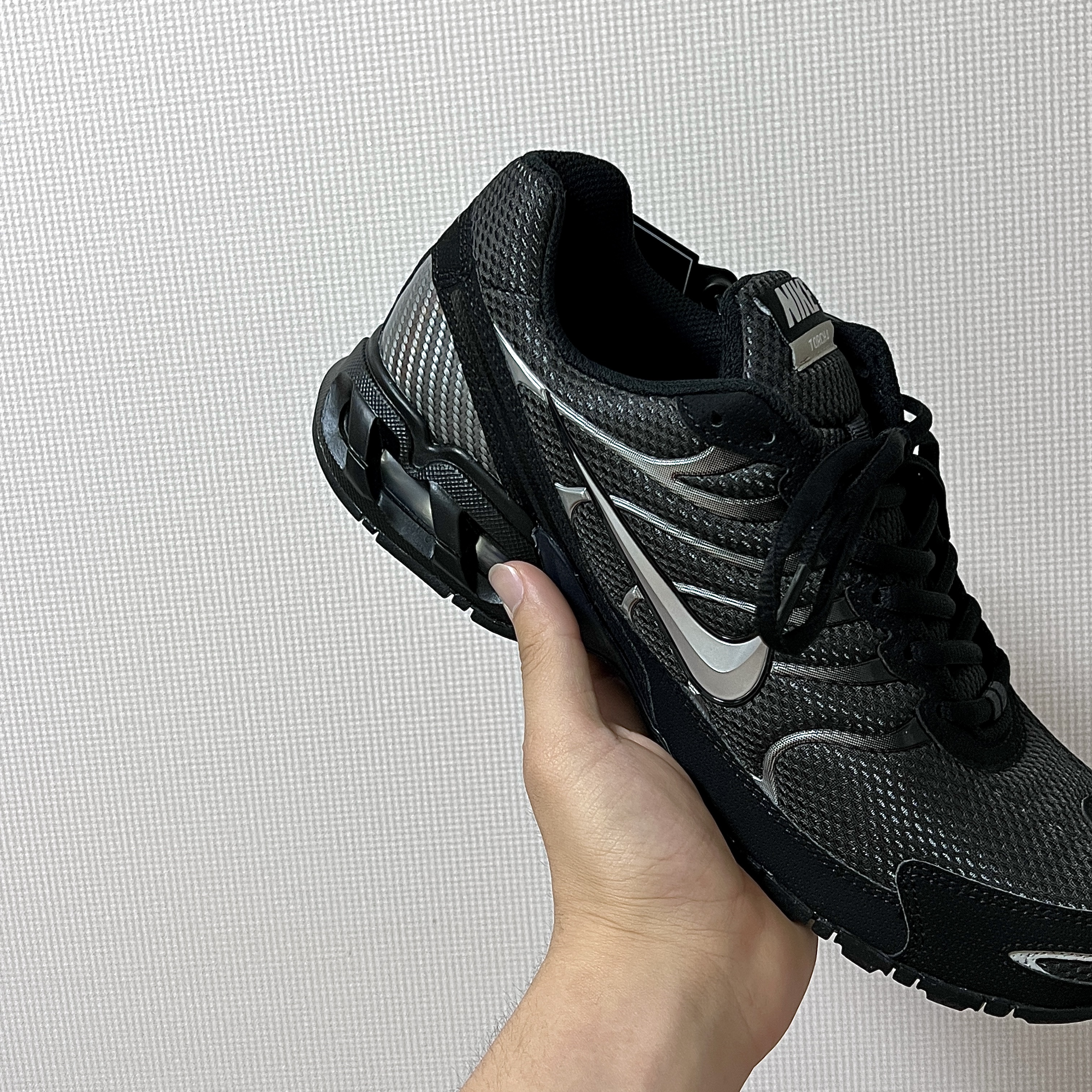 Nike Air Max Torch 4 Anthracite Metallic Silver 착용 스타일