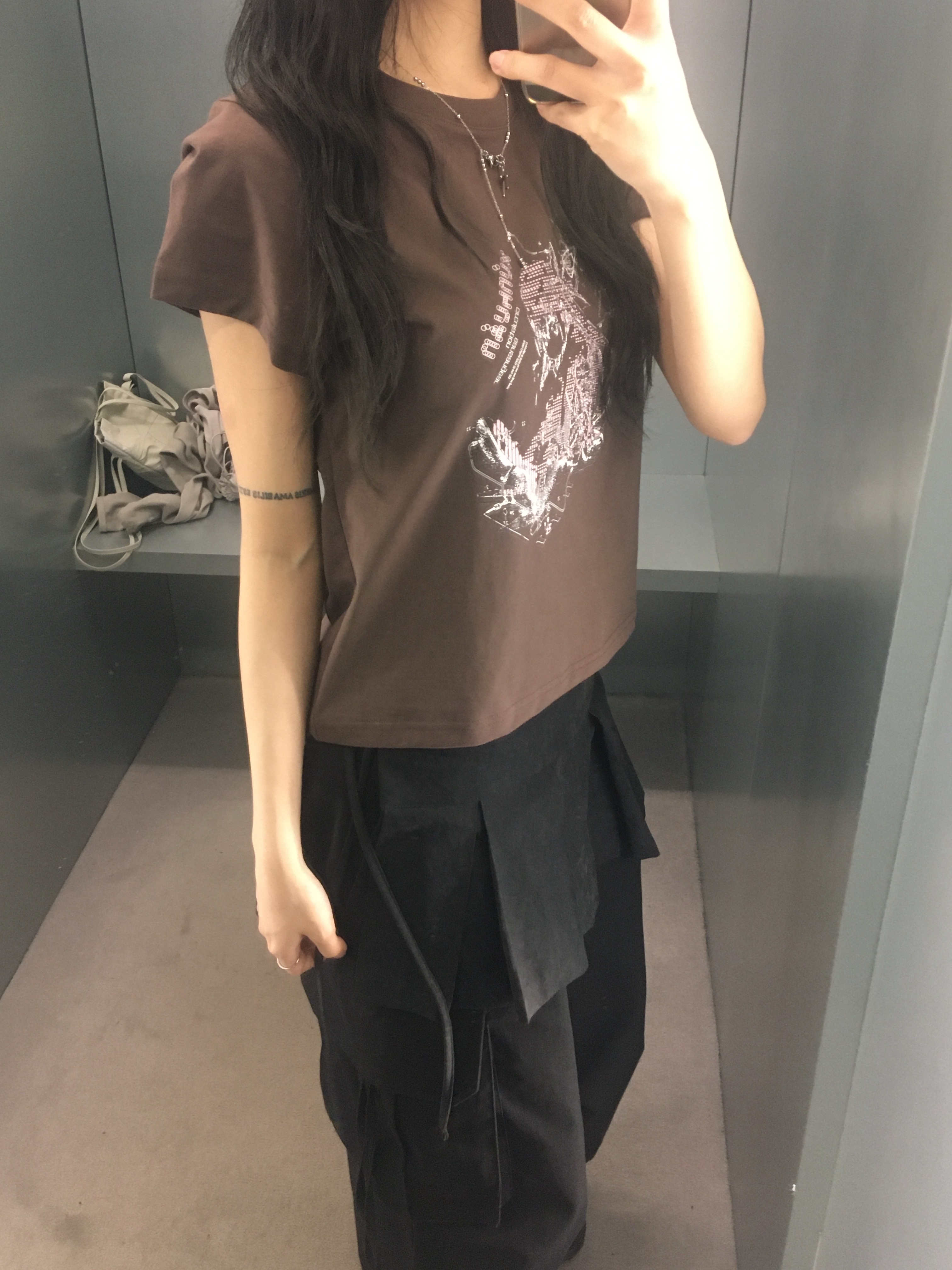 Sansan Gear Women Xunhuan T-Shirt Brown, Sansan Gear Cross Bag Warm Grey - 24SS 착용 스타일 - 2