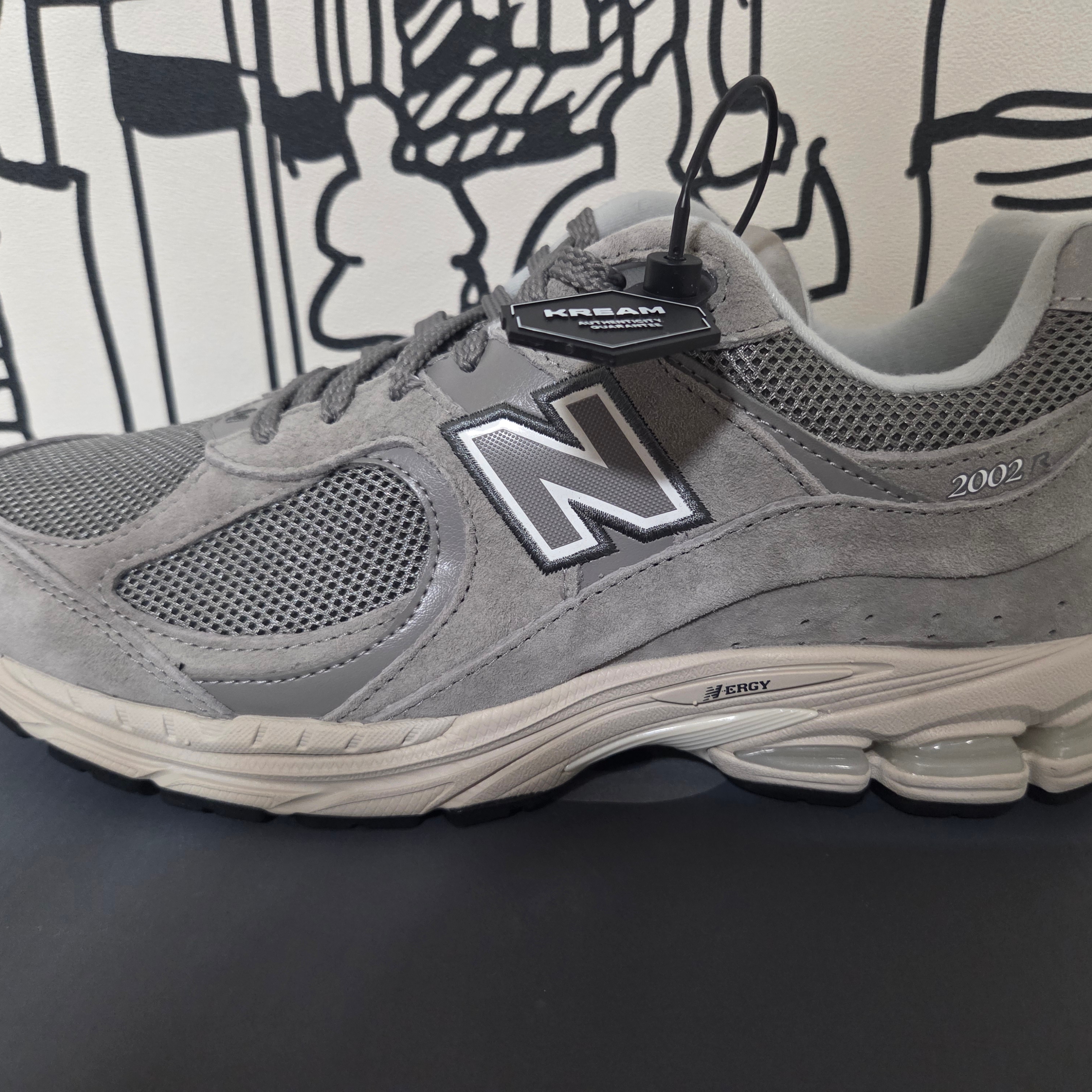 New Balance 2002R Grey 착용 스타일
