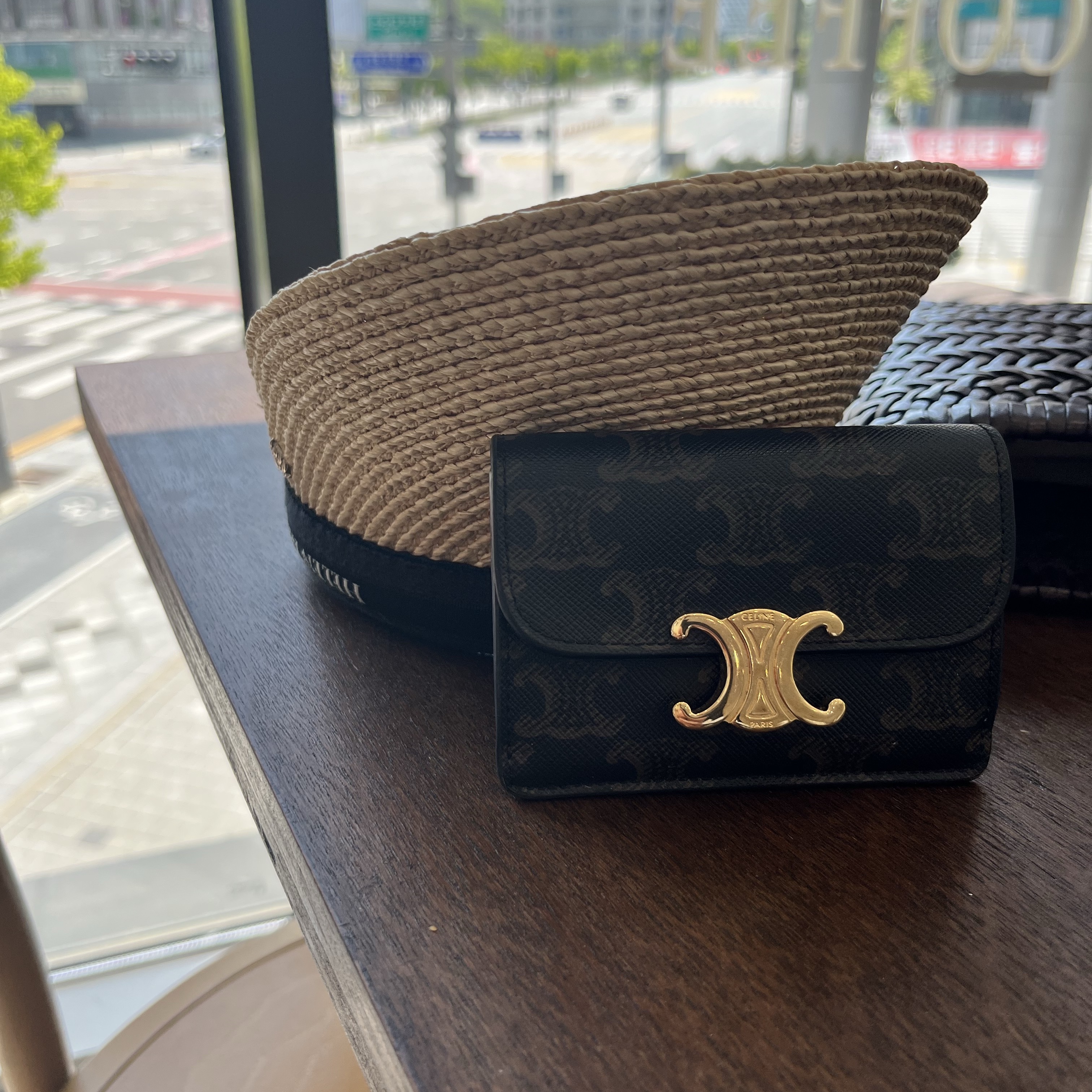 Celine Card Holder with Flap in Triomphe Canvas Tan 착용 스타일
