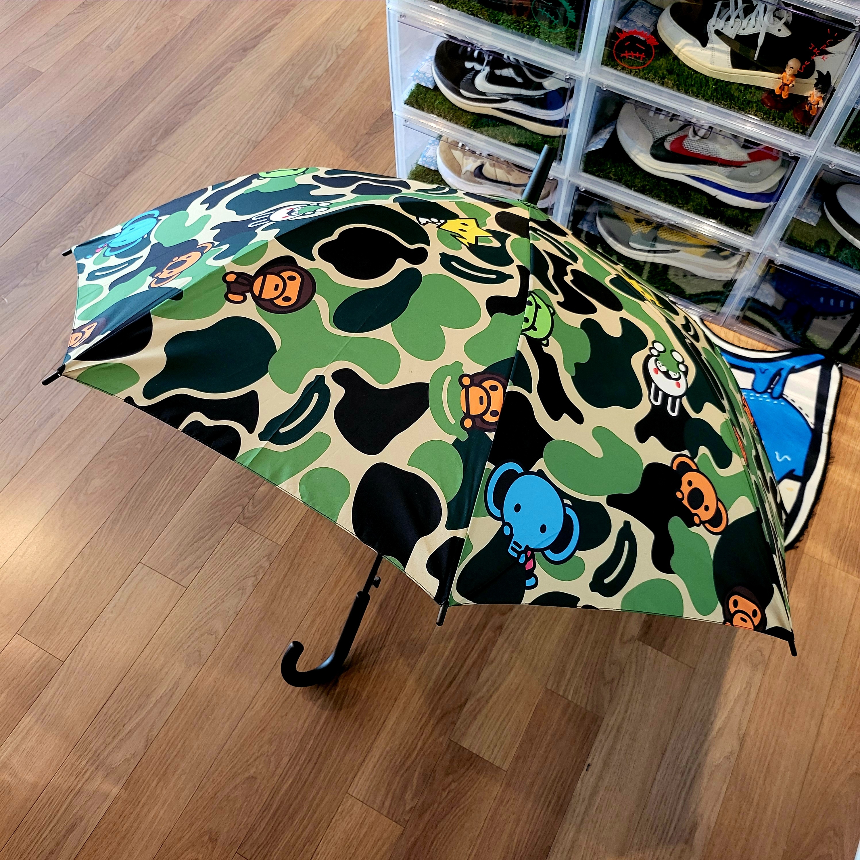 BAPE New ABC Milo All Friends Umbrella Green, Human Made Duck Compact Umbrella Black 착용 스타일 - 1