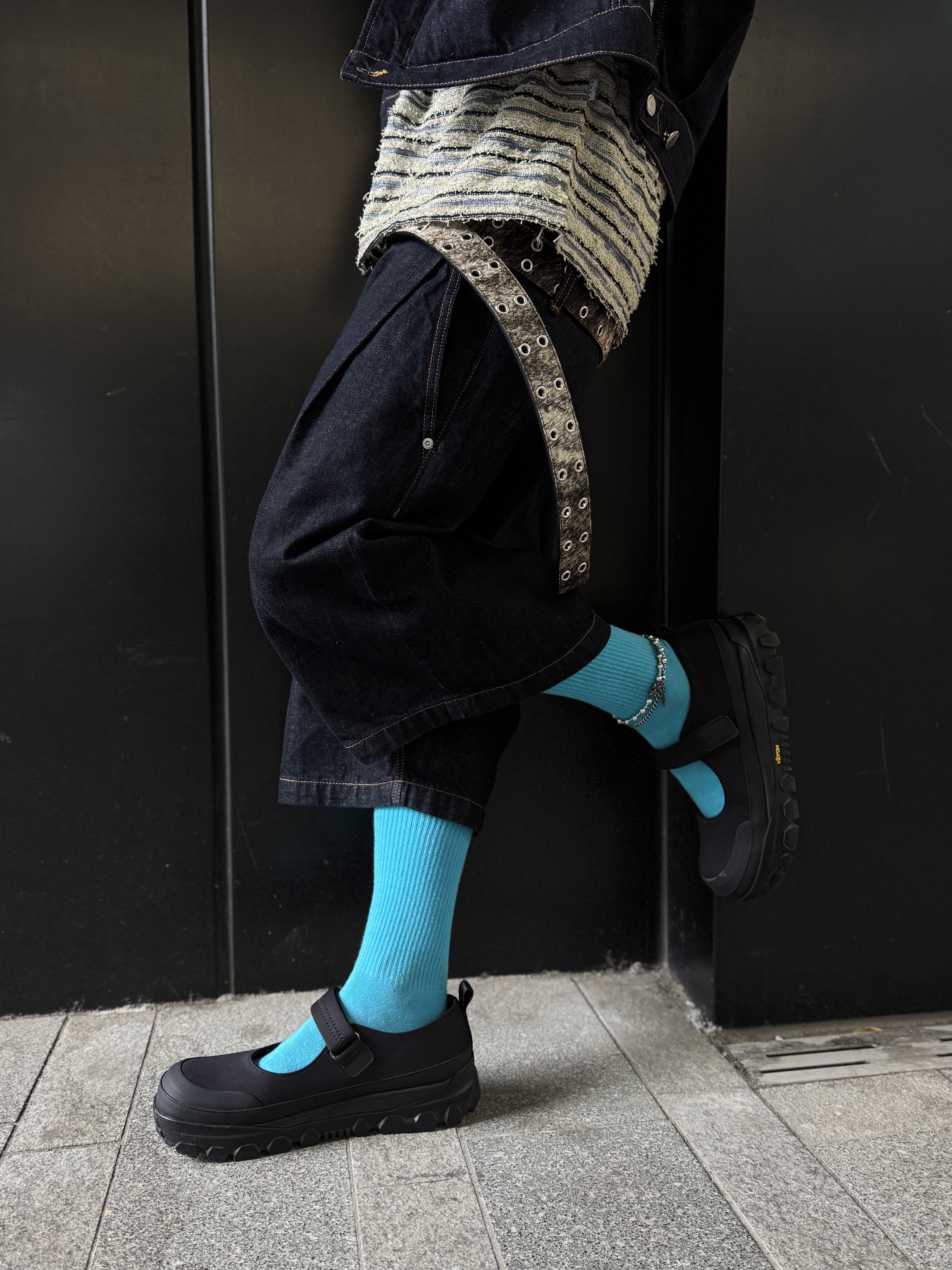 Oofos x Undercover Clog Black, Nike Shox R4 Black and Metallic Silver 착용 스타일 - 5