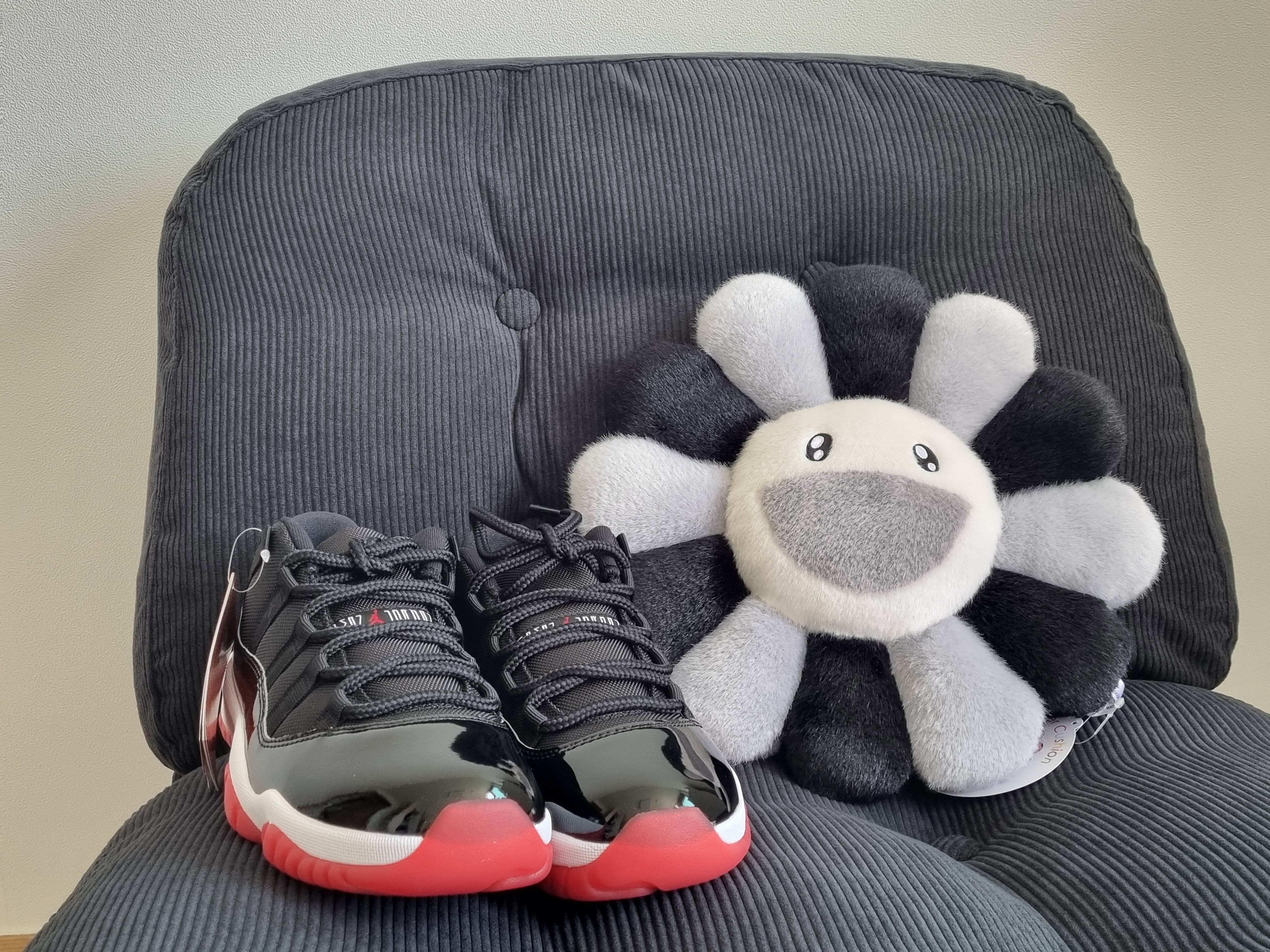 Jordan 11 Retro Low Bred 2025, Kaikai Kiki Flower Cushion 30cm Grey Black 착용 스타일