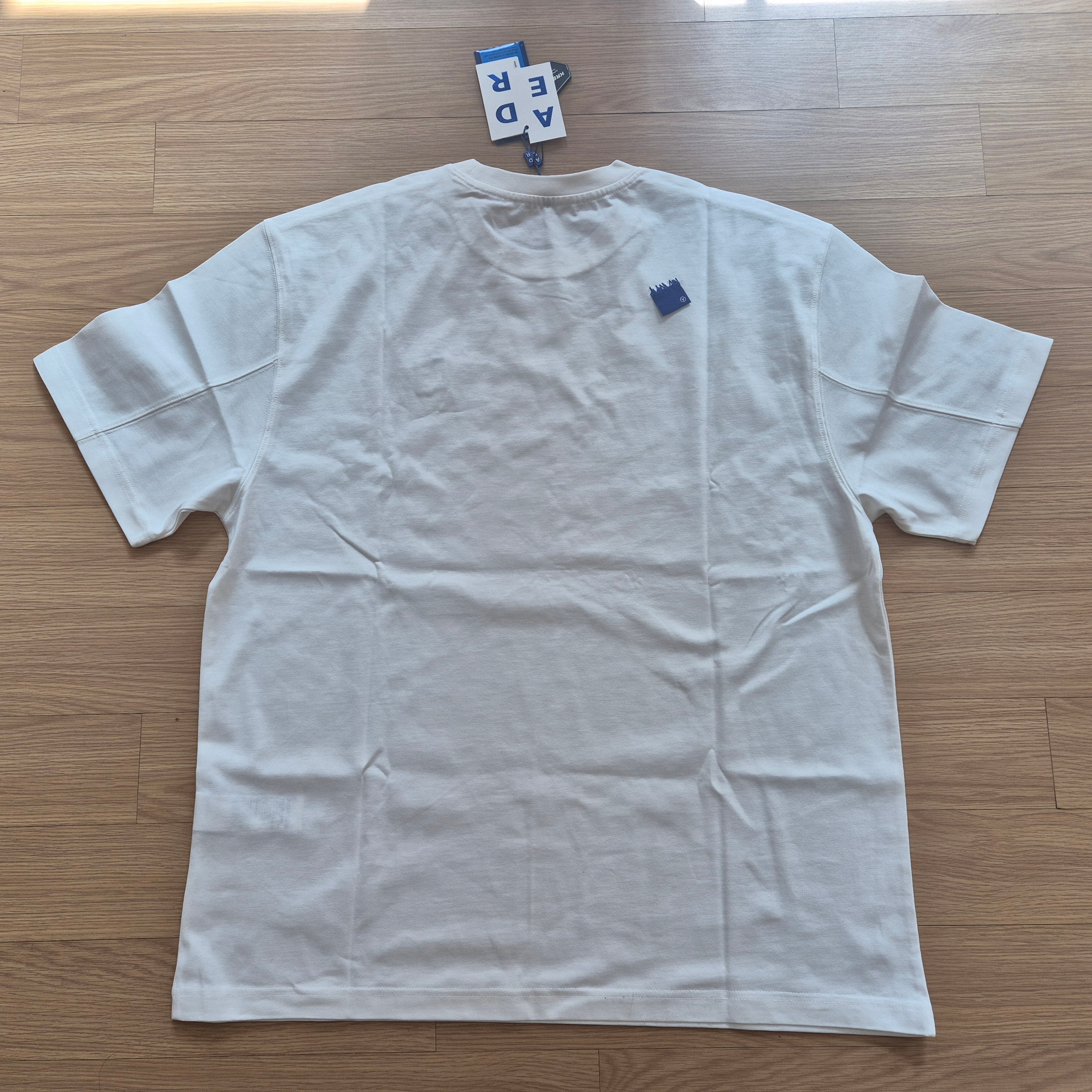 Ader Error Sig; TRS/BL Tag T-Shirt 01 Off White 착용 스타일 - 3