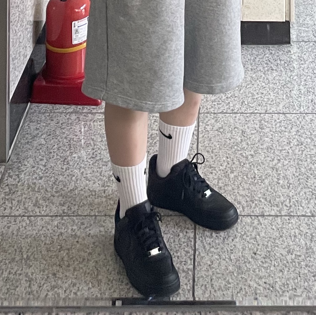 (W) Nike Air Force 1 '07 Low Triple Black 착용 스타일