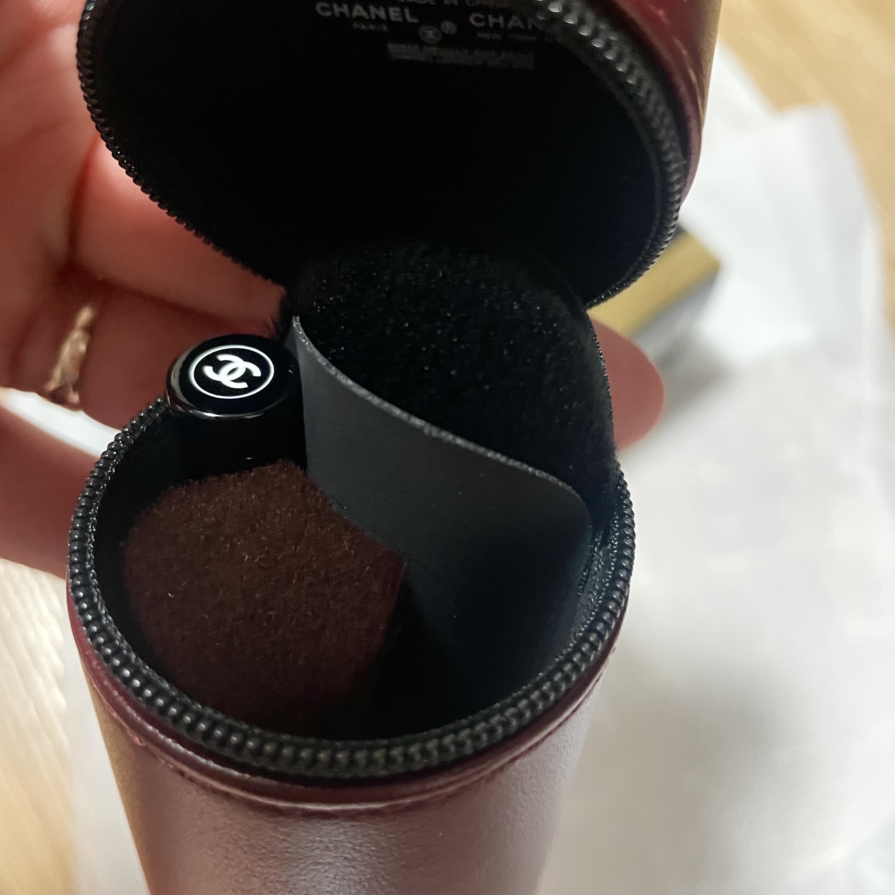 Chanel Codes Couleur Limited Edition Essentiel Brush Set with Pouch 155 Rouge Noir (Set of 3) 착용 스타일 - 1